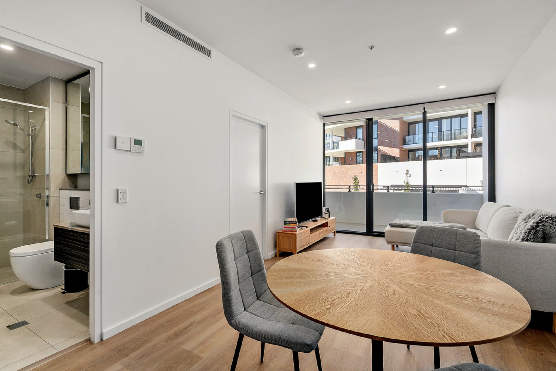 27/17 Captain Cook Crescent — photo 6 of 12