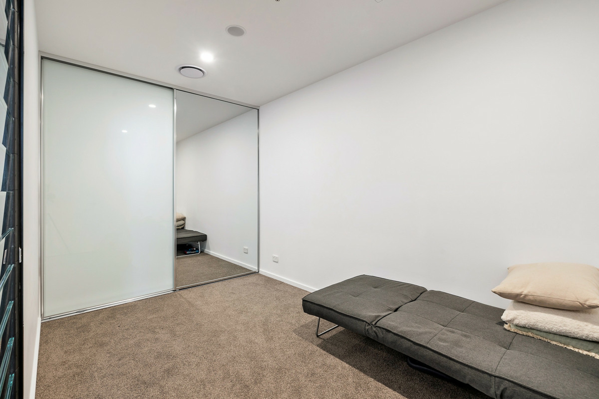 27/17 Captain Cook Crescent — photo 8 of 12