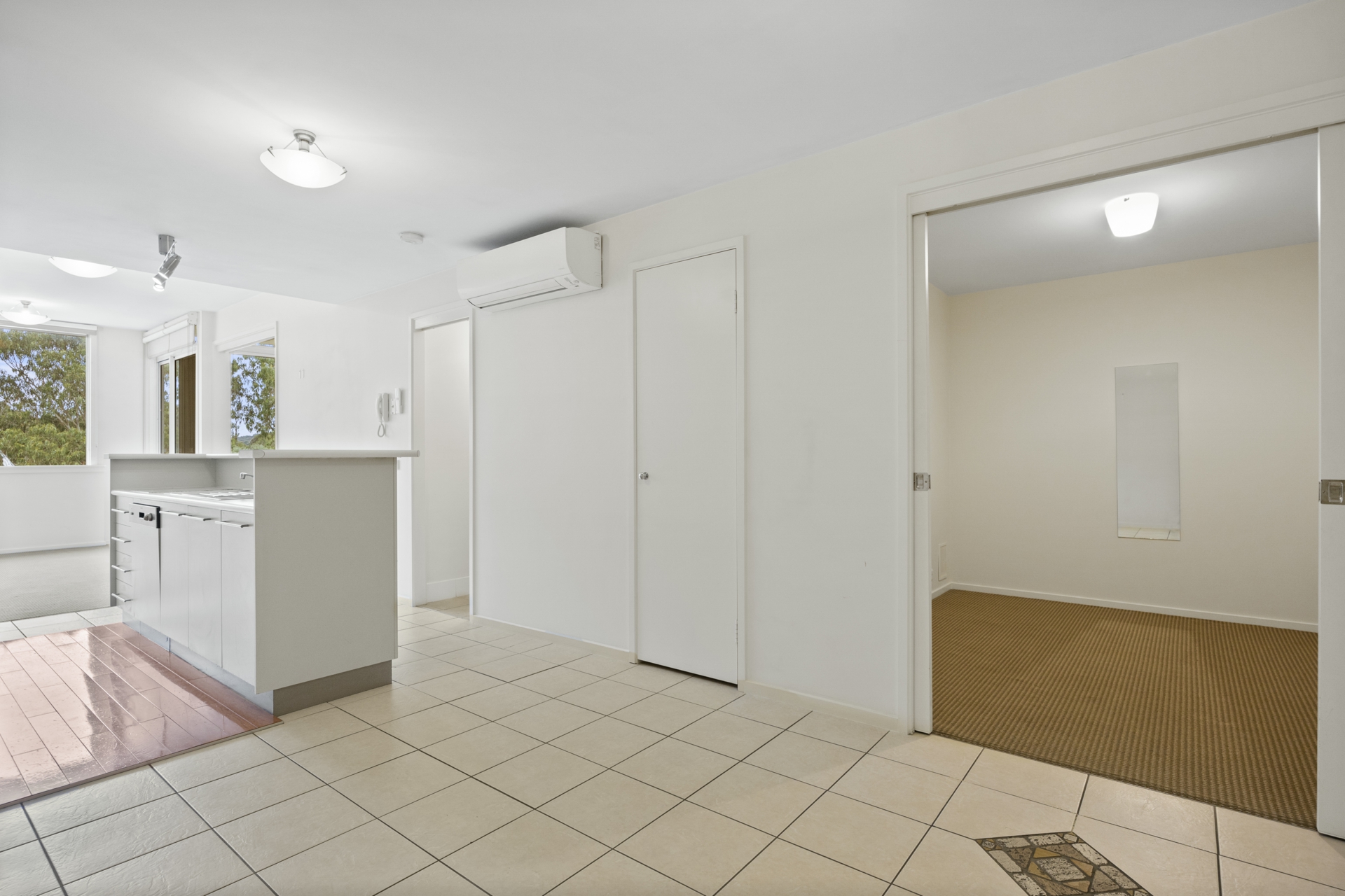32/12 Challis Street — photo 3 of 13