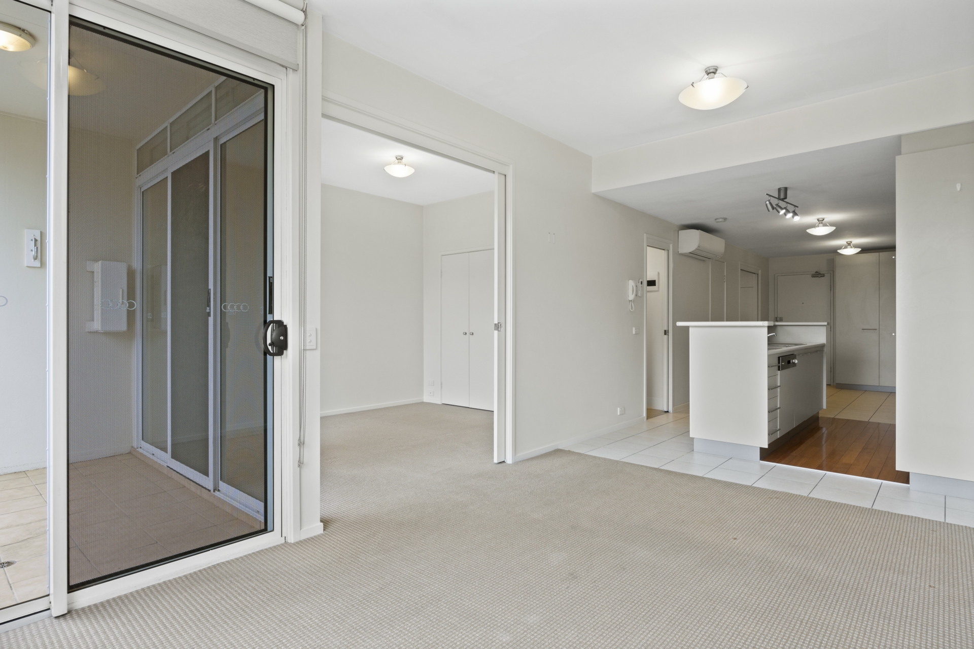 32/12 Challis Street — photo 4 of 13