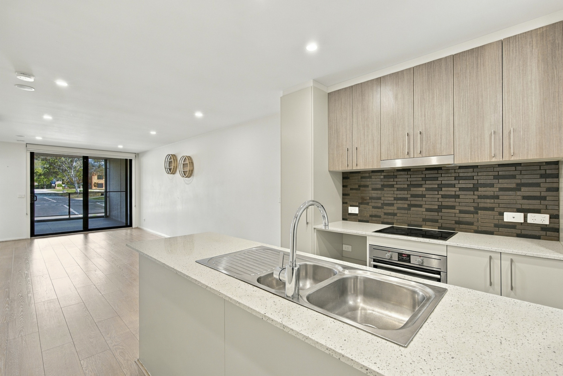 15/111 Canberra Avenue — photo 3 of 15