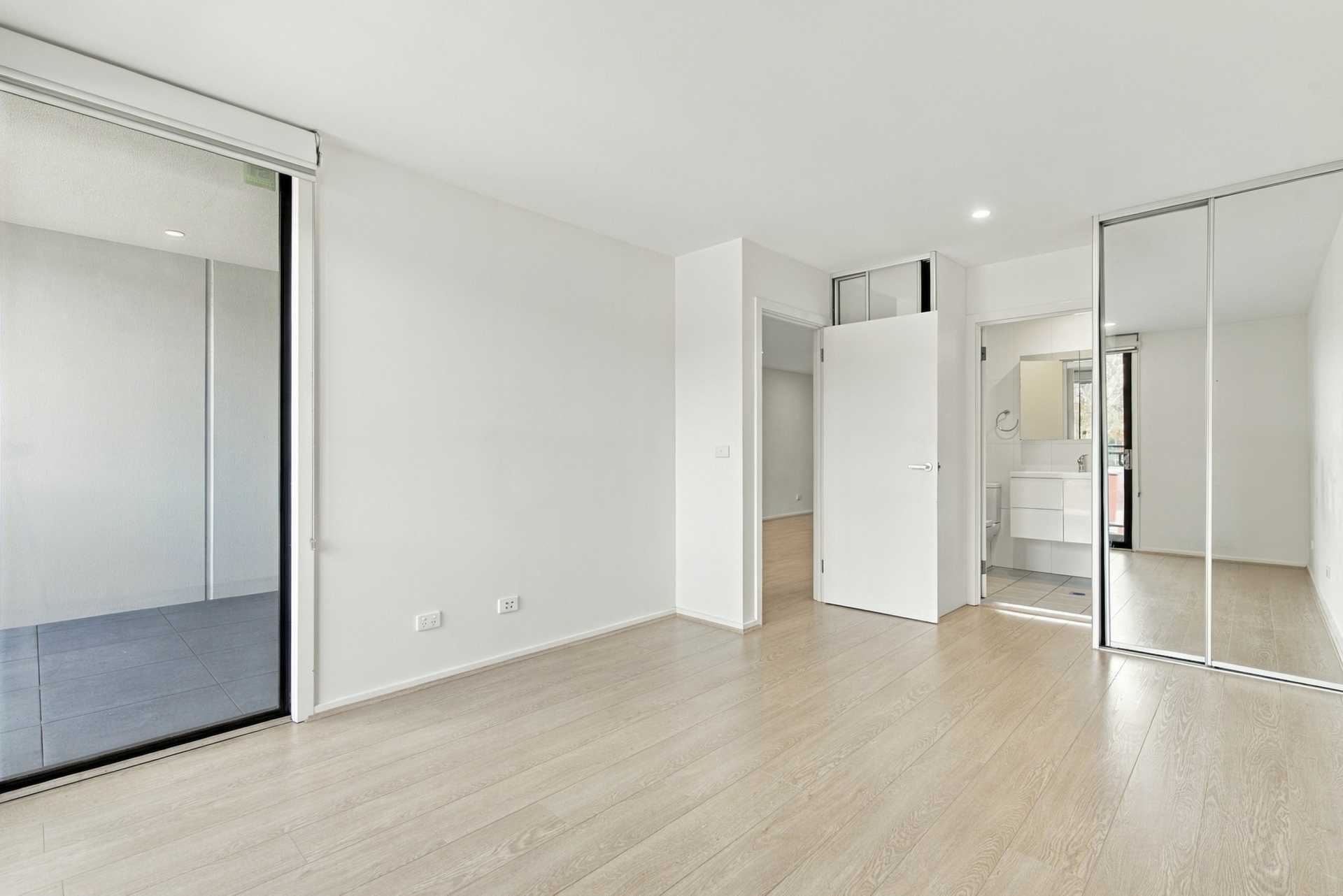 15/111 Canberra Avenue — photo 9 of 15