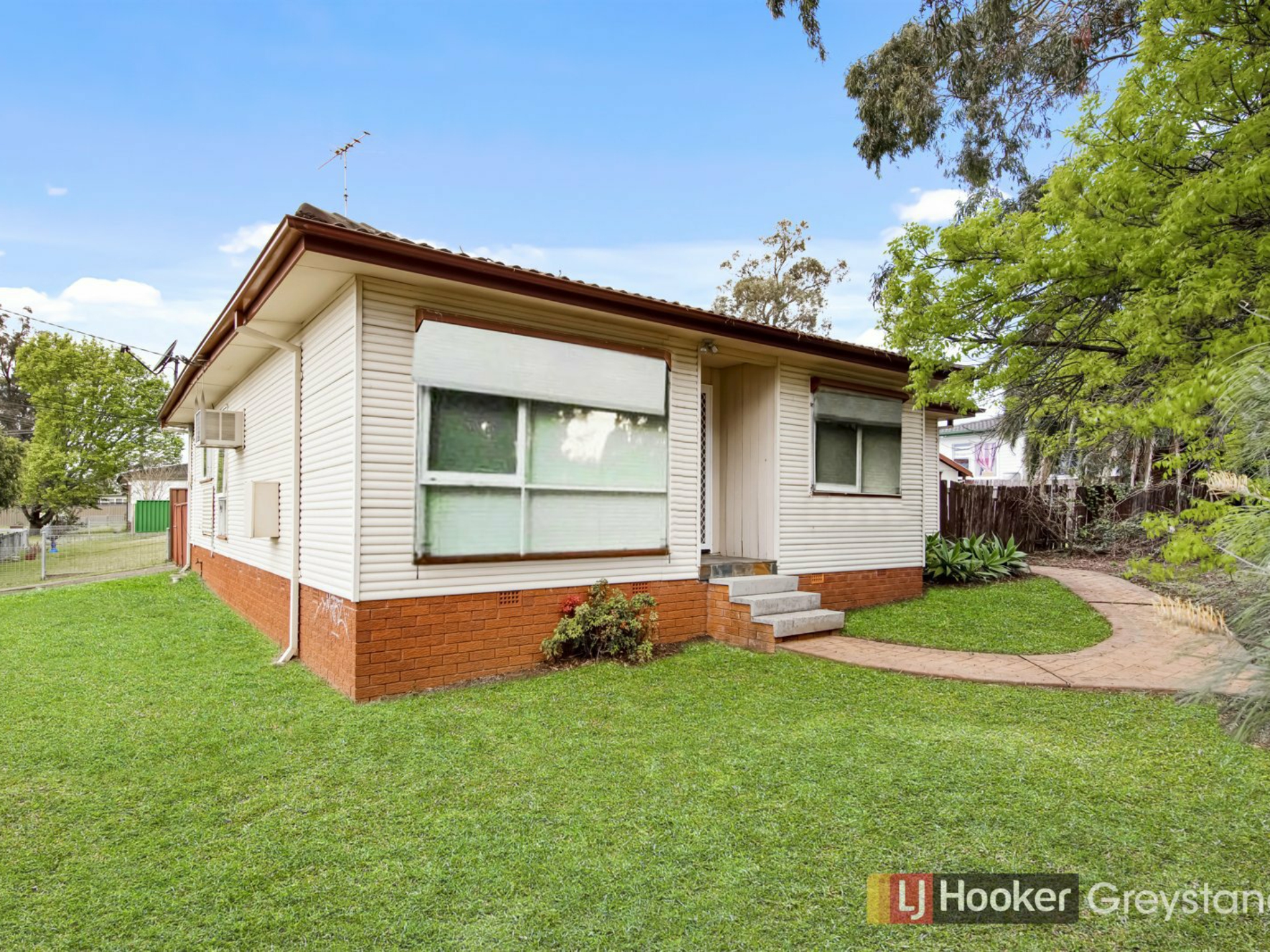 6 SHIELDS ROAD, COLYTON