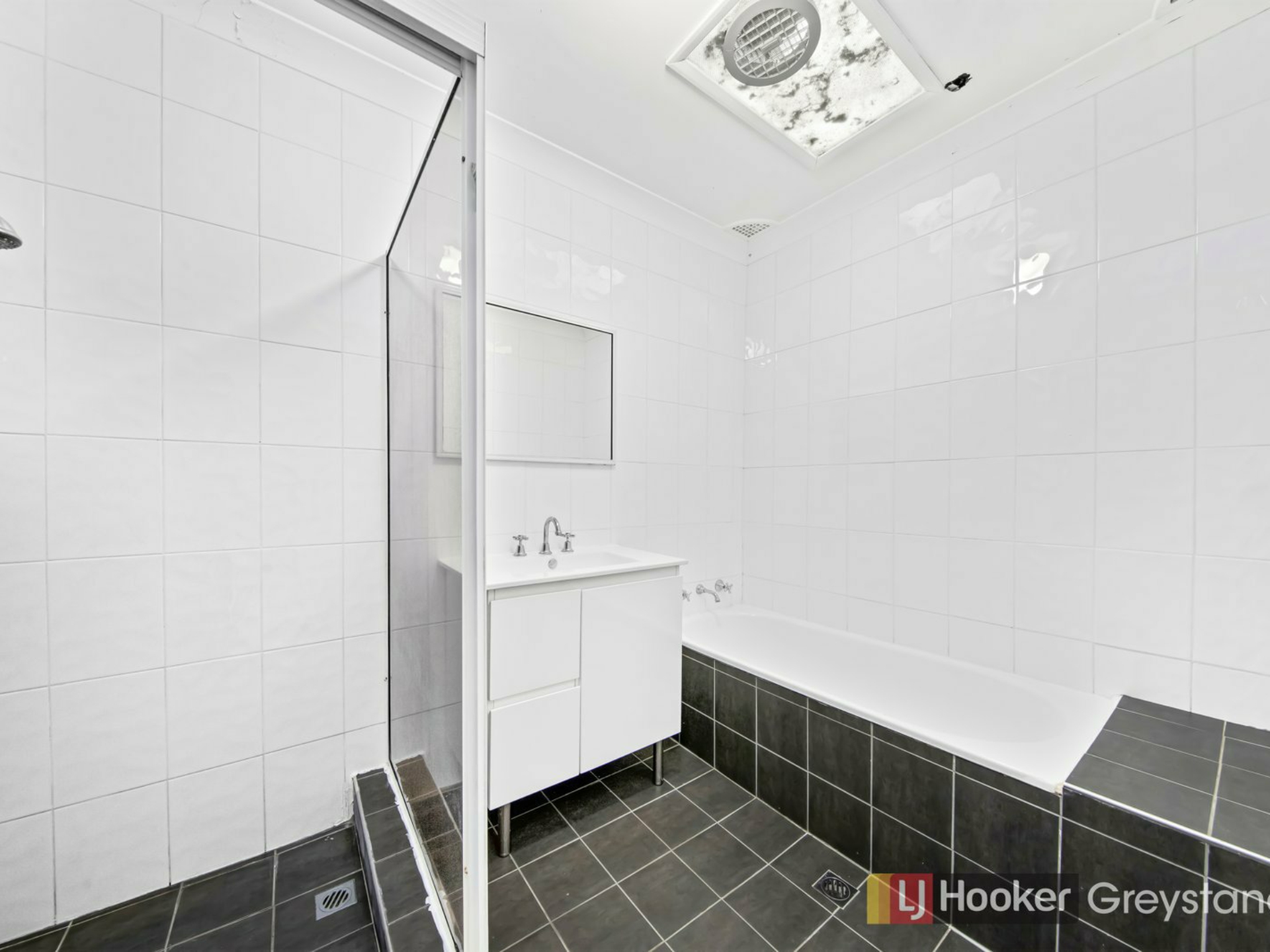 6 SHIELDS ROAD, COLYTON