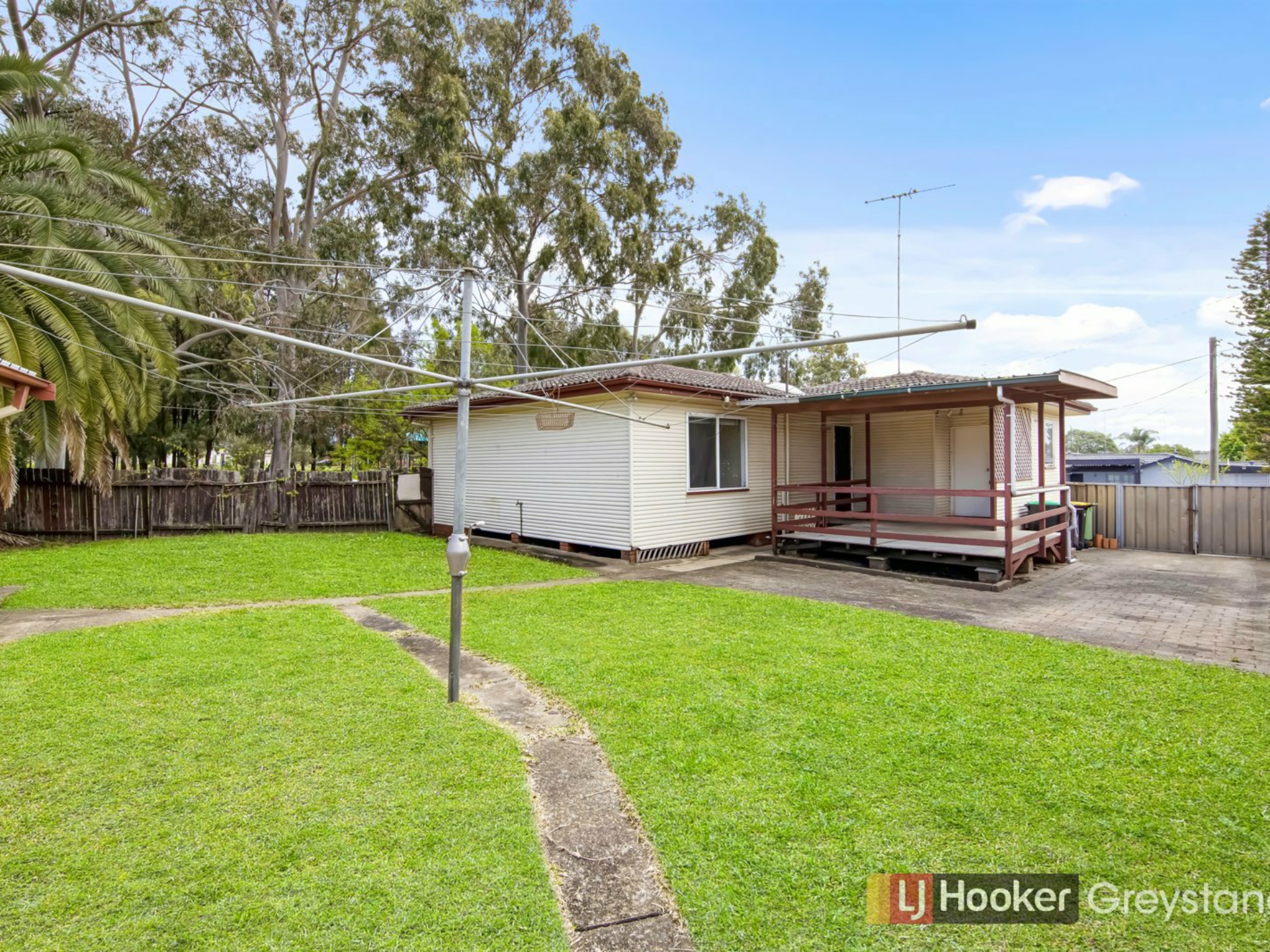 6 SHIELDS ROAD, COLYTON