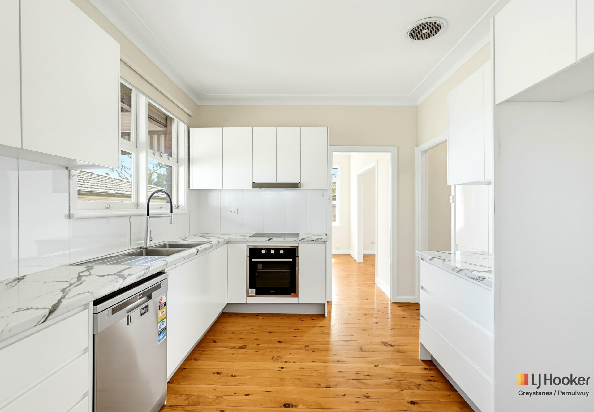7 ROYAL PLACE — photo 3 of 7