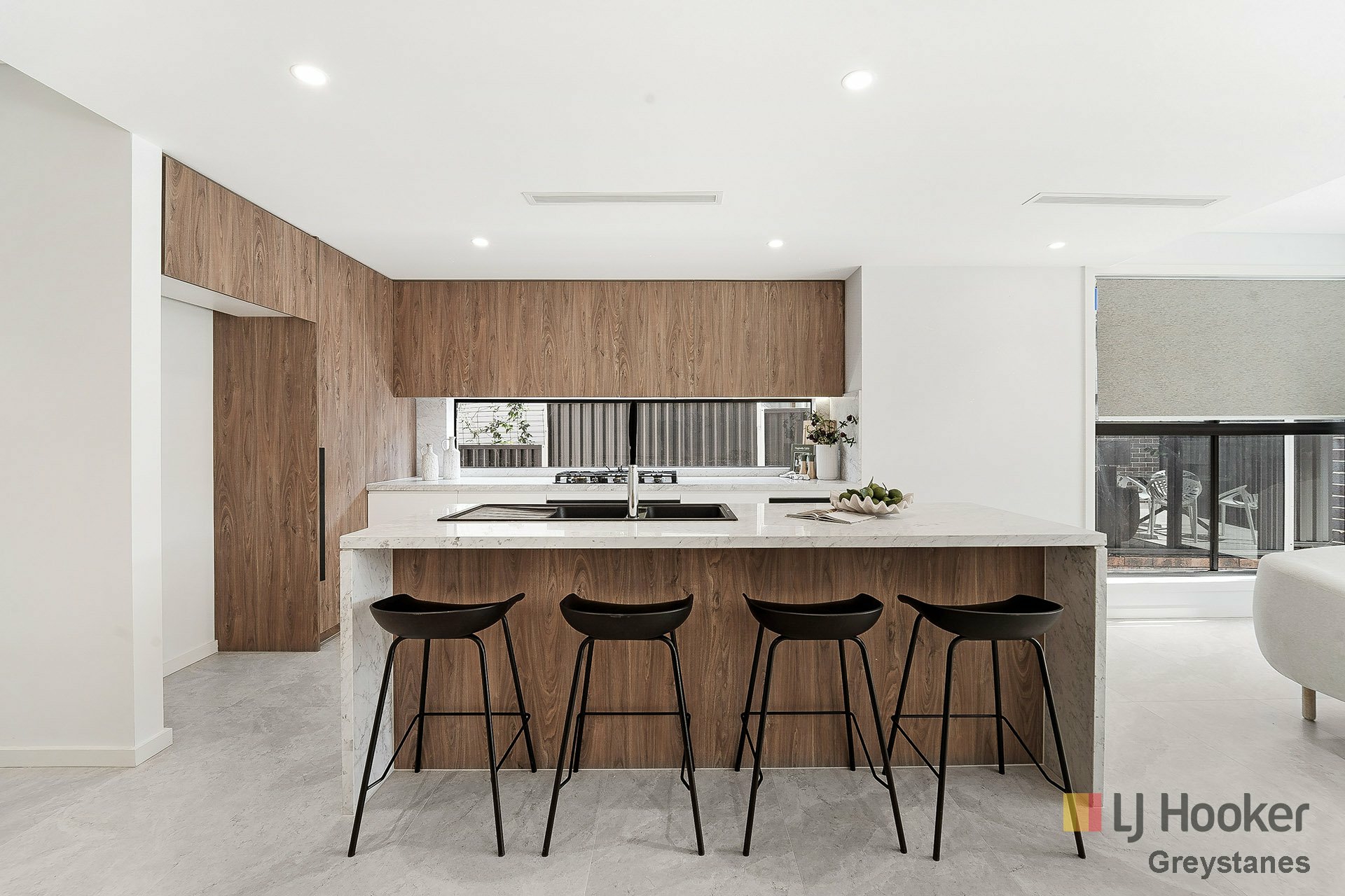 18 Runyon Avenue — photo 2 of 10