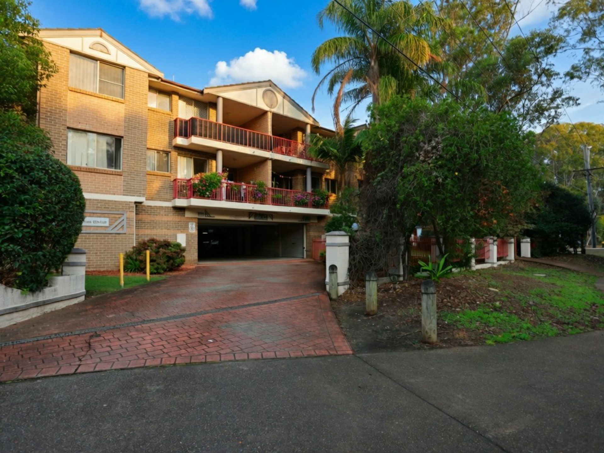 8/90-92 Stapleton Street — photo from LJ Hooker Greystanes