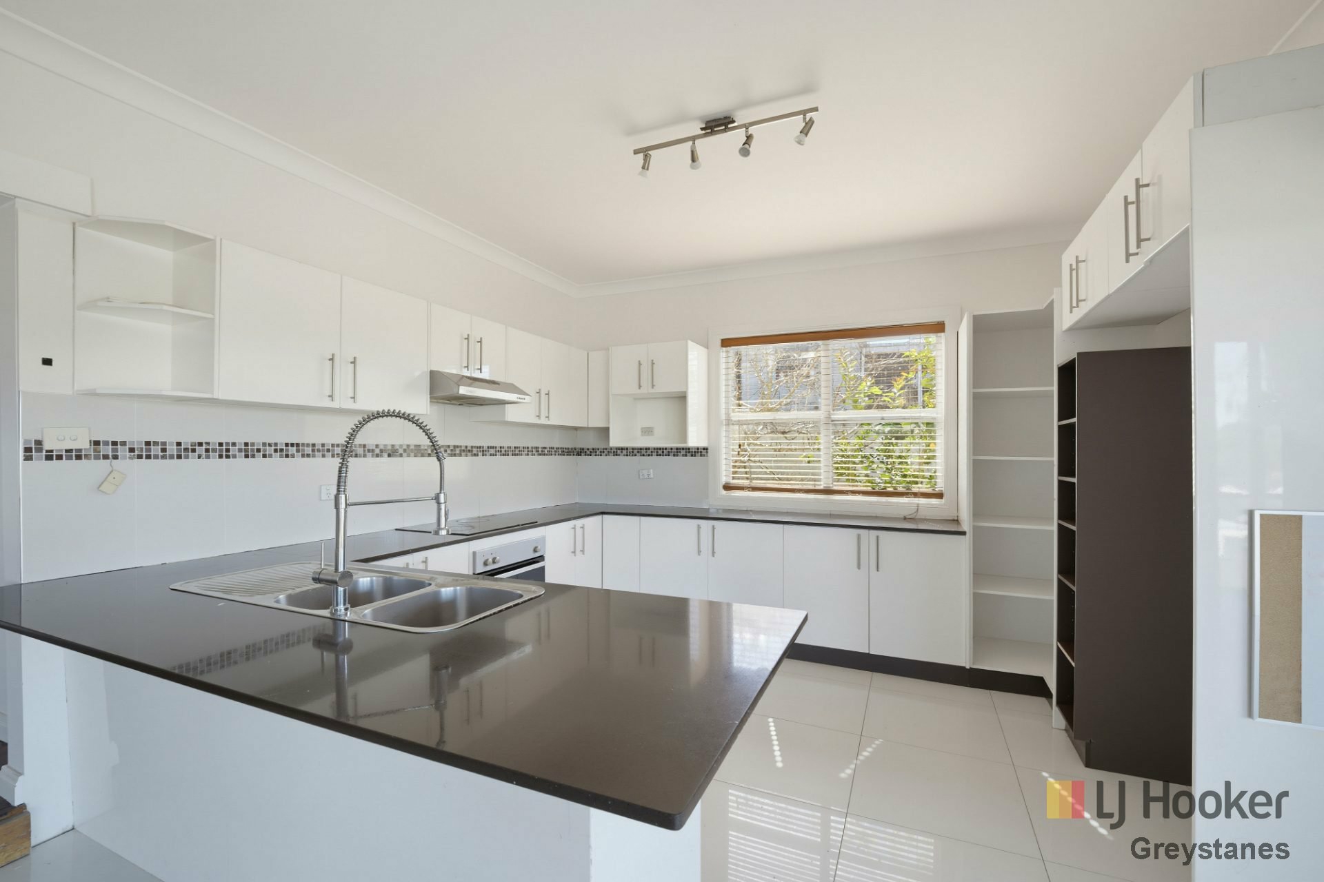 192 Greystanes Rd — photo 2 of 9