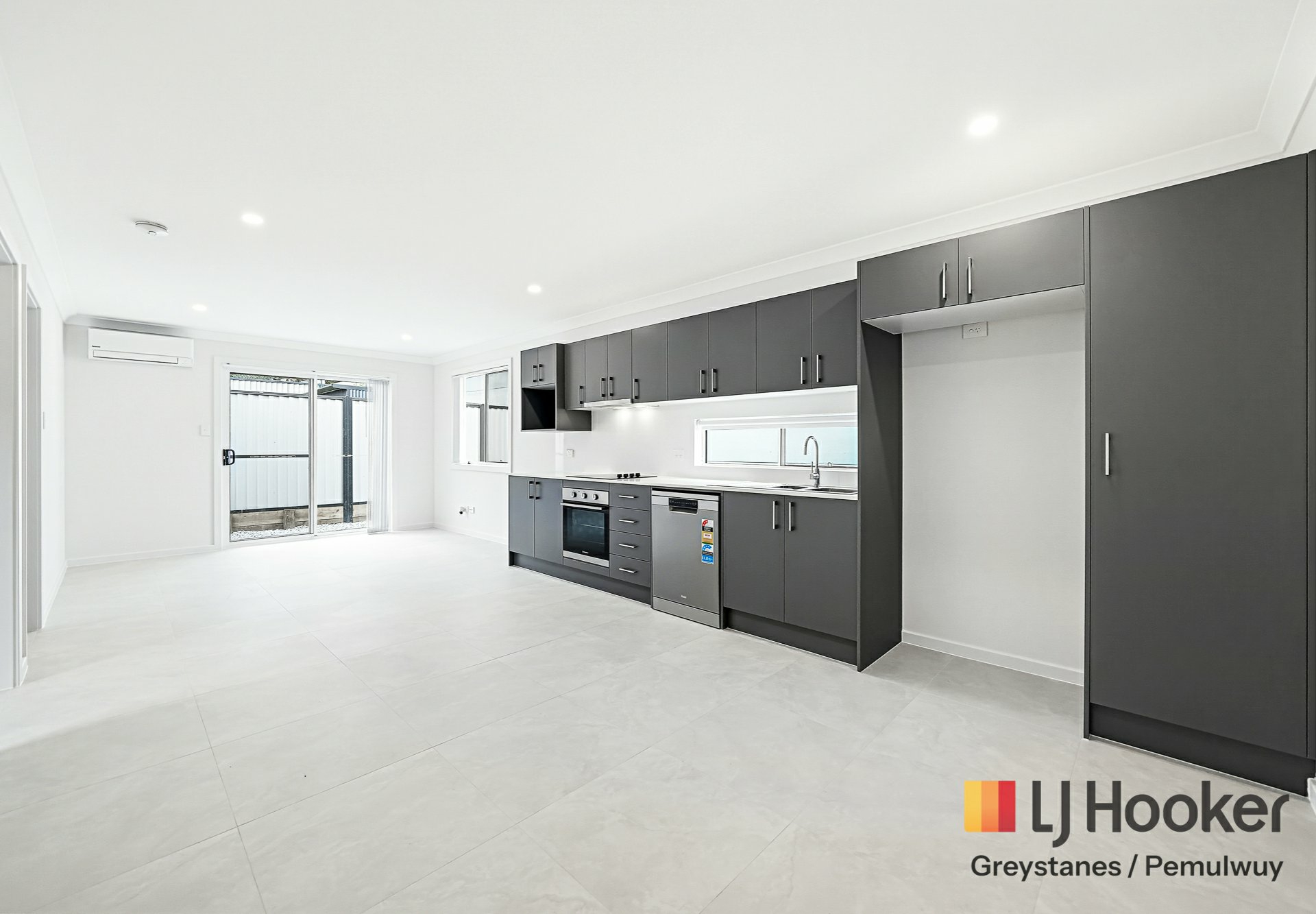 7a ROYAL PLACE — photo 2 of 8