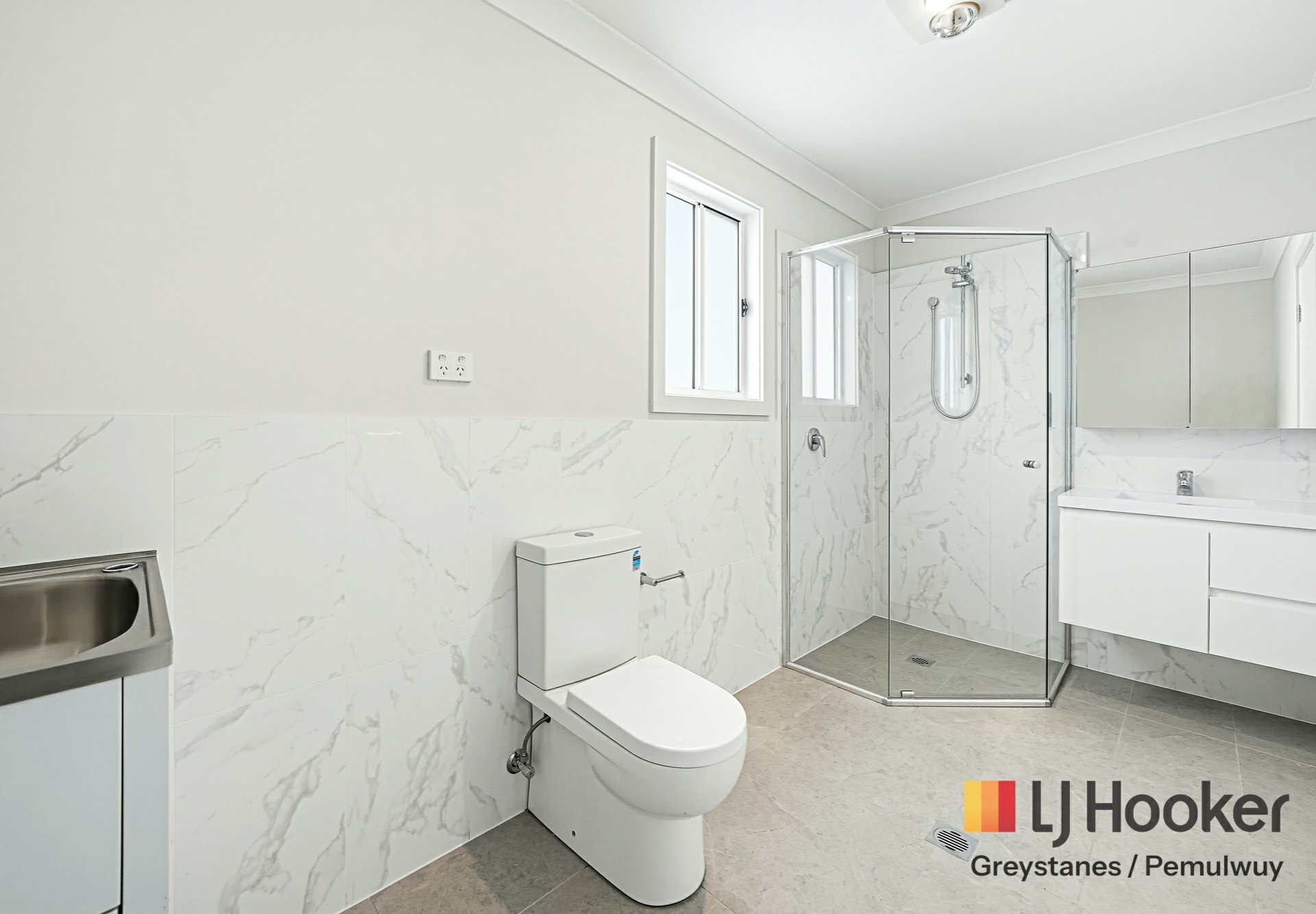 7a ROYAL PLACE — photo 4 of 8