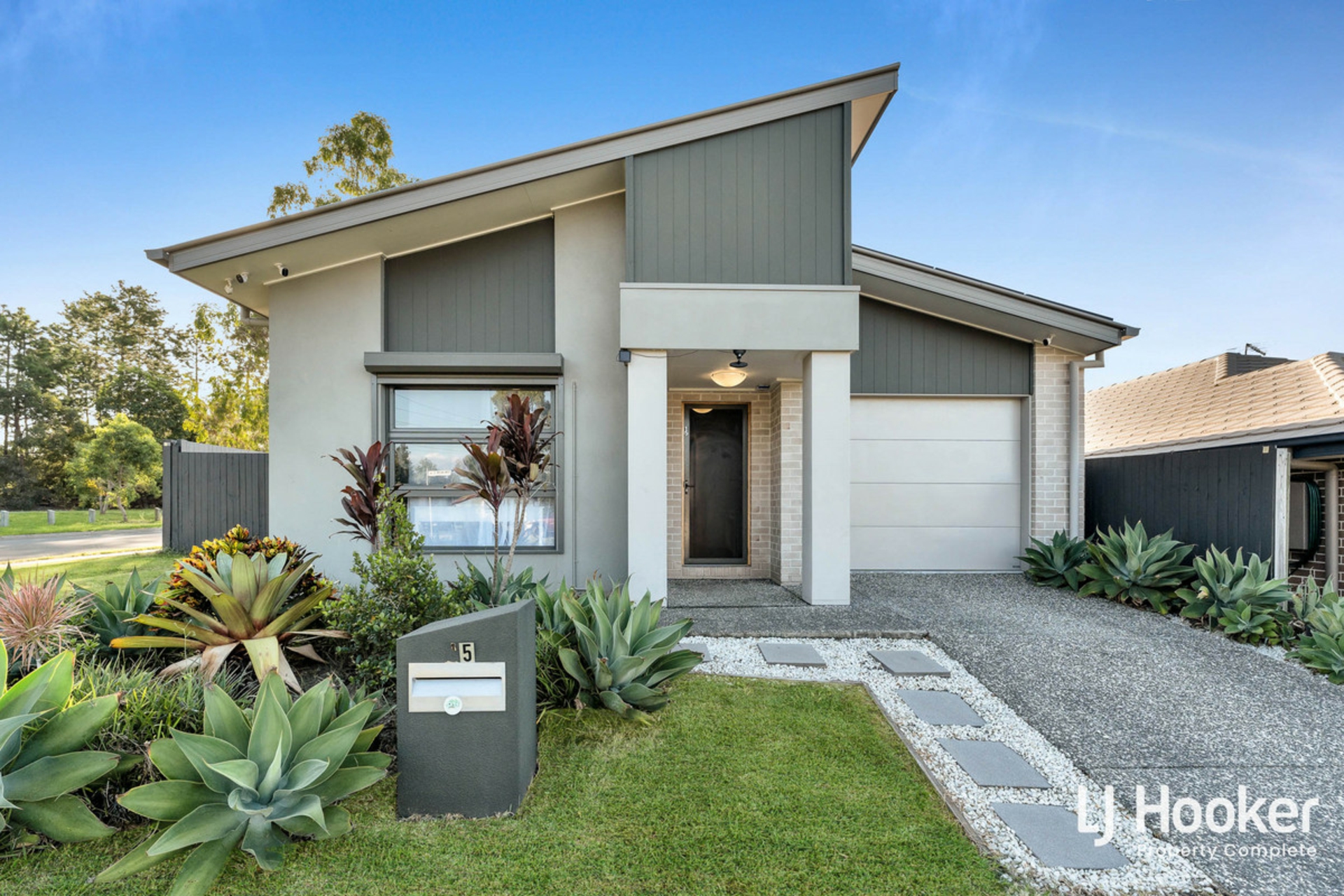 15 Tomlinson Street, YARRABILBA