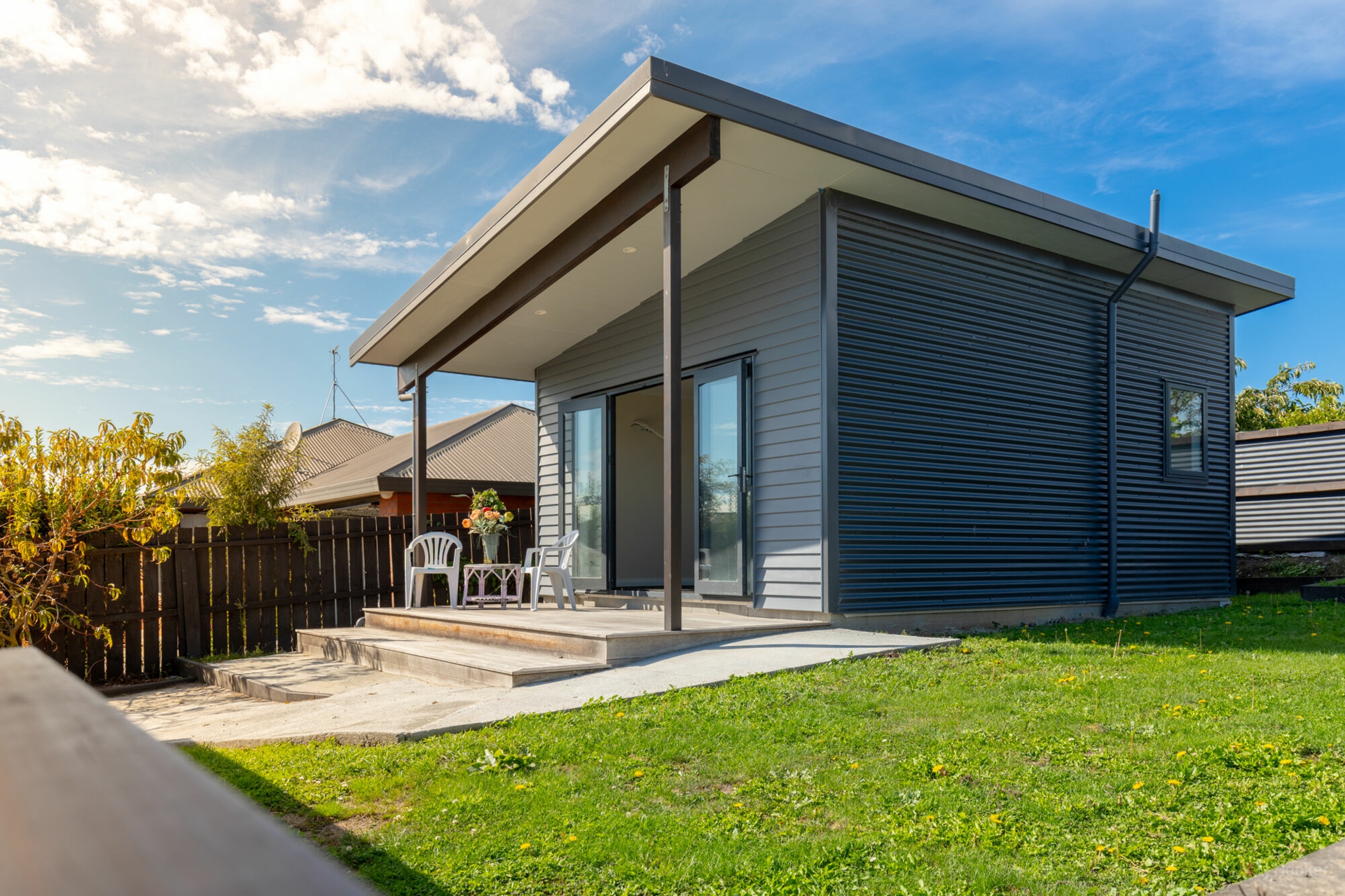 6 Thomas Street, WEST END