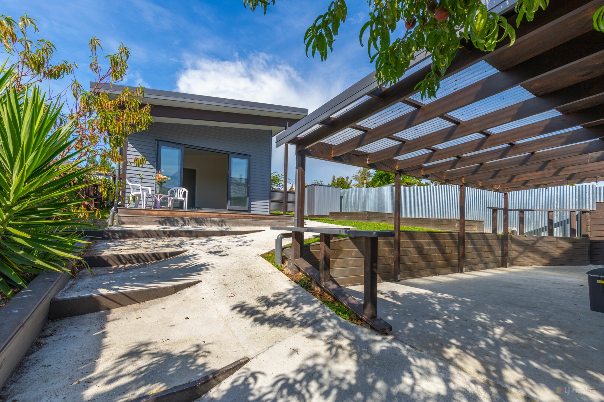 6 Thomas Street, WEST END