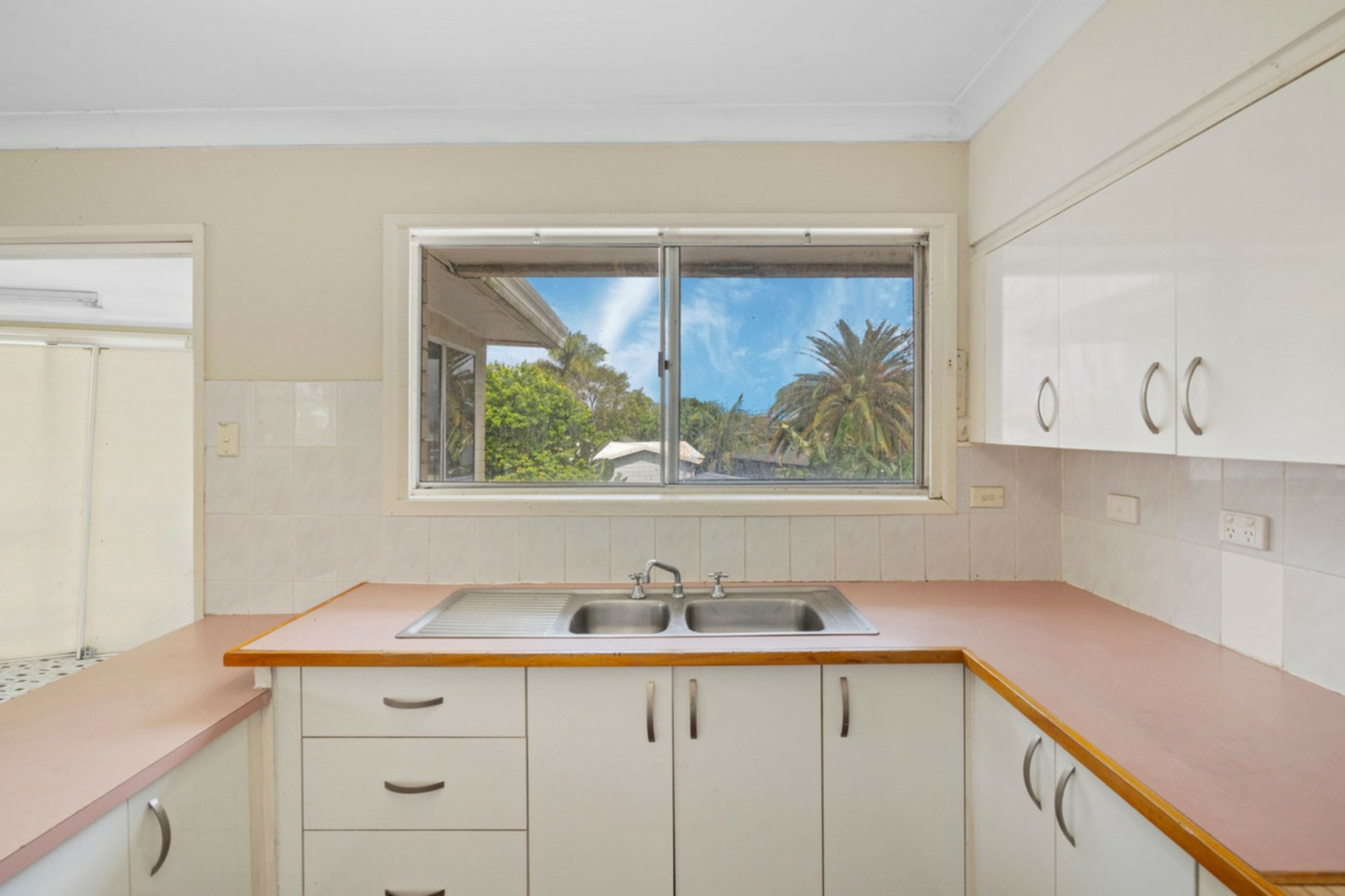 16 Kalimna Drive, CLONTARF