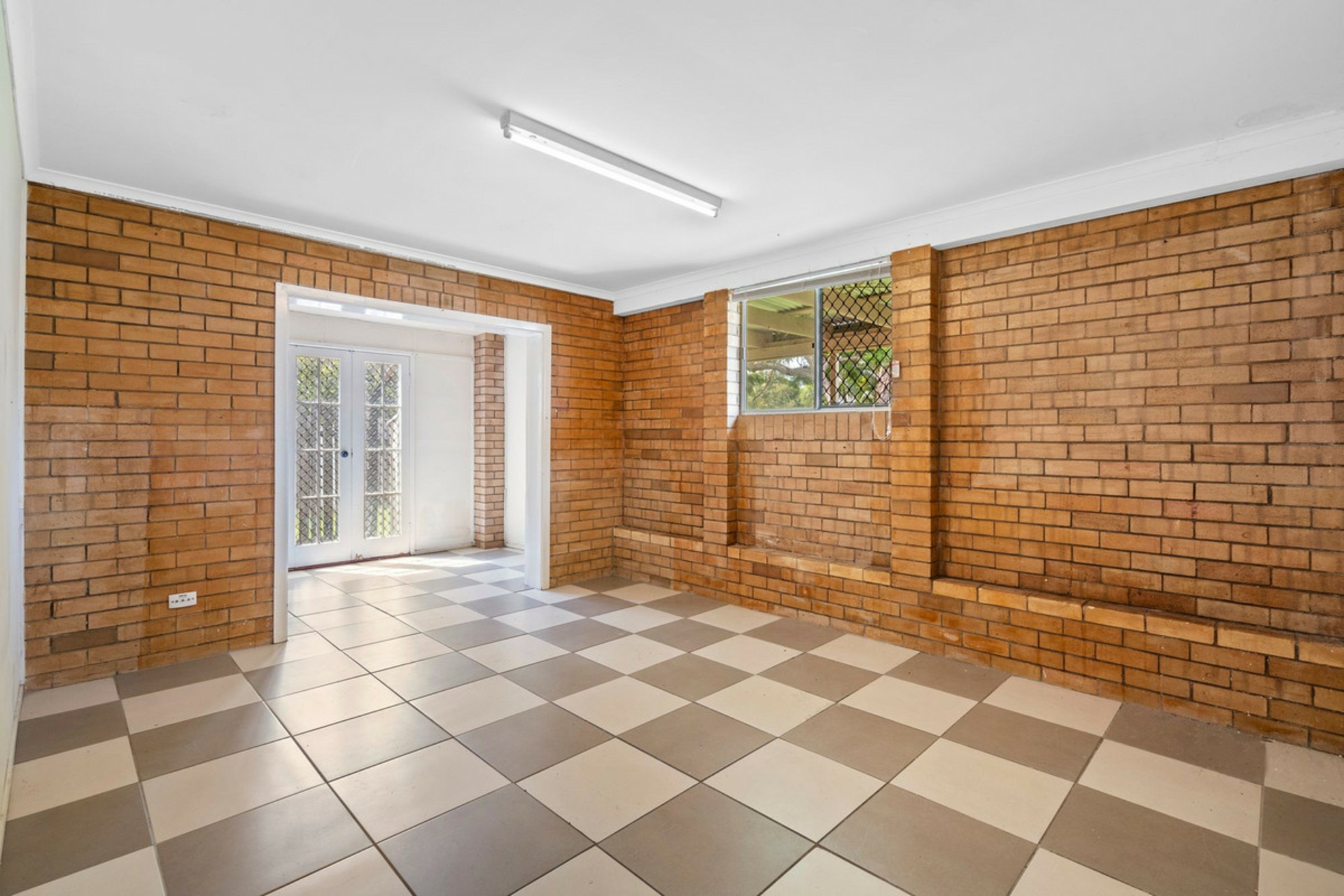 16 Kalimna Drive, CLONTARF
