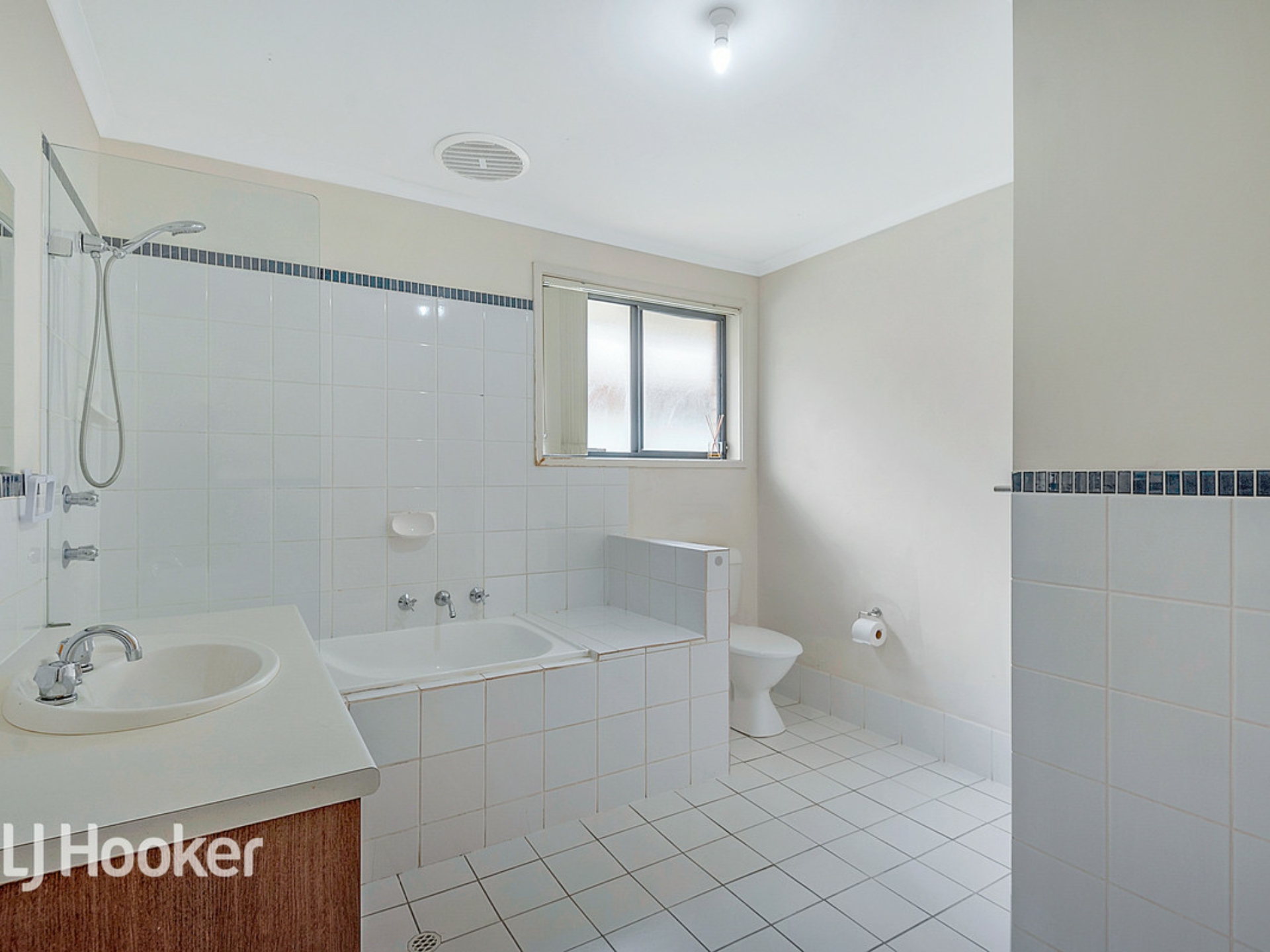 17 Orange Parade, MUNNO PARA WEST