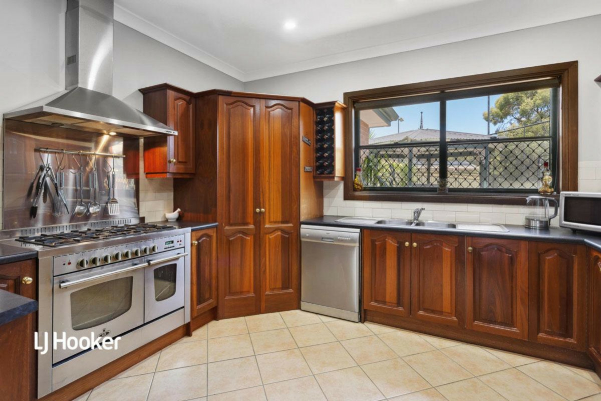 1 Crest Court, Gulfview Heights