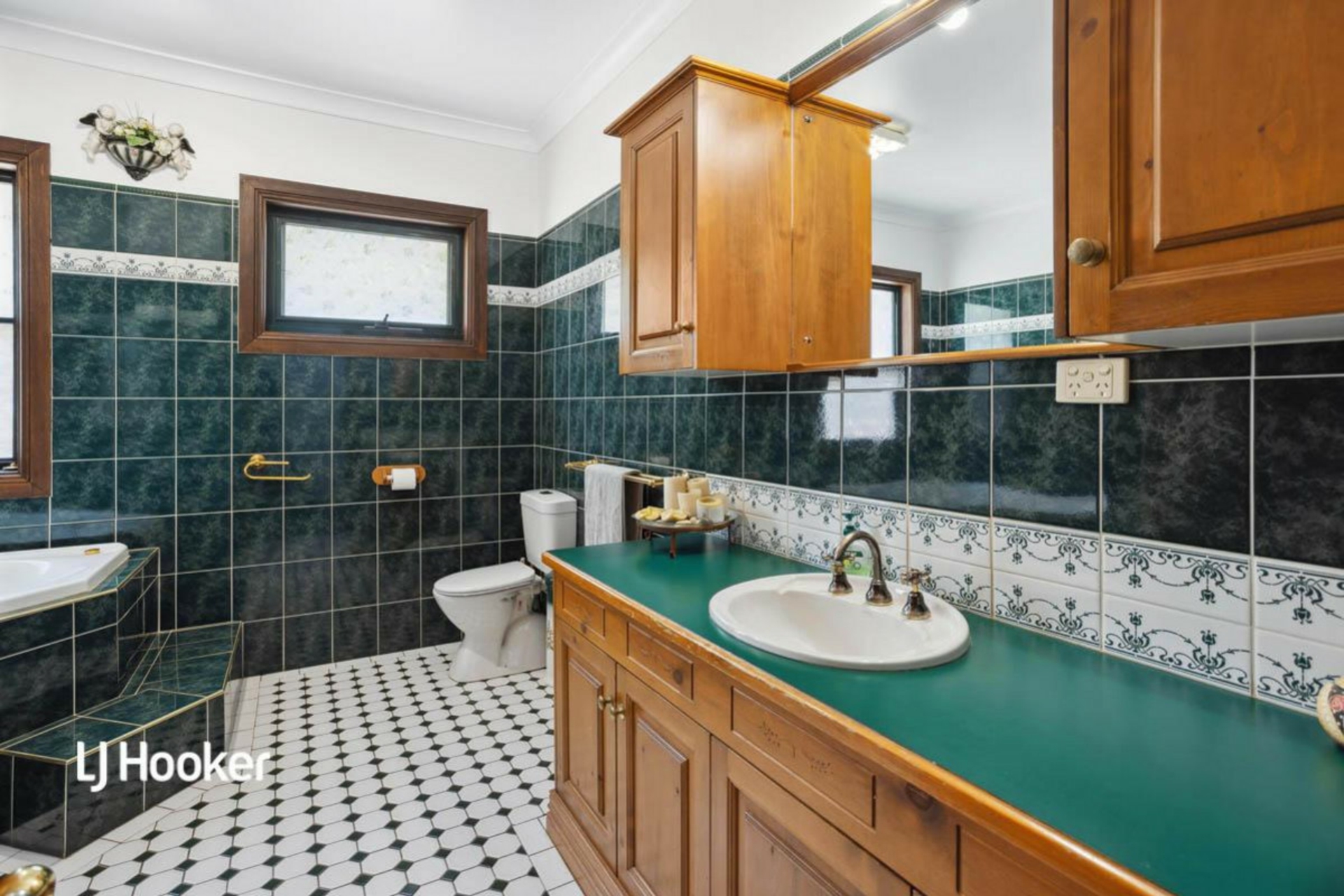 1 Crest Court, Gulfview Heights