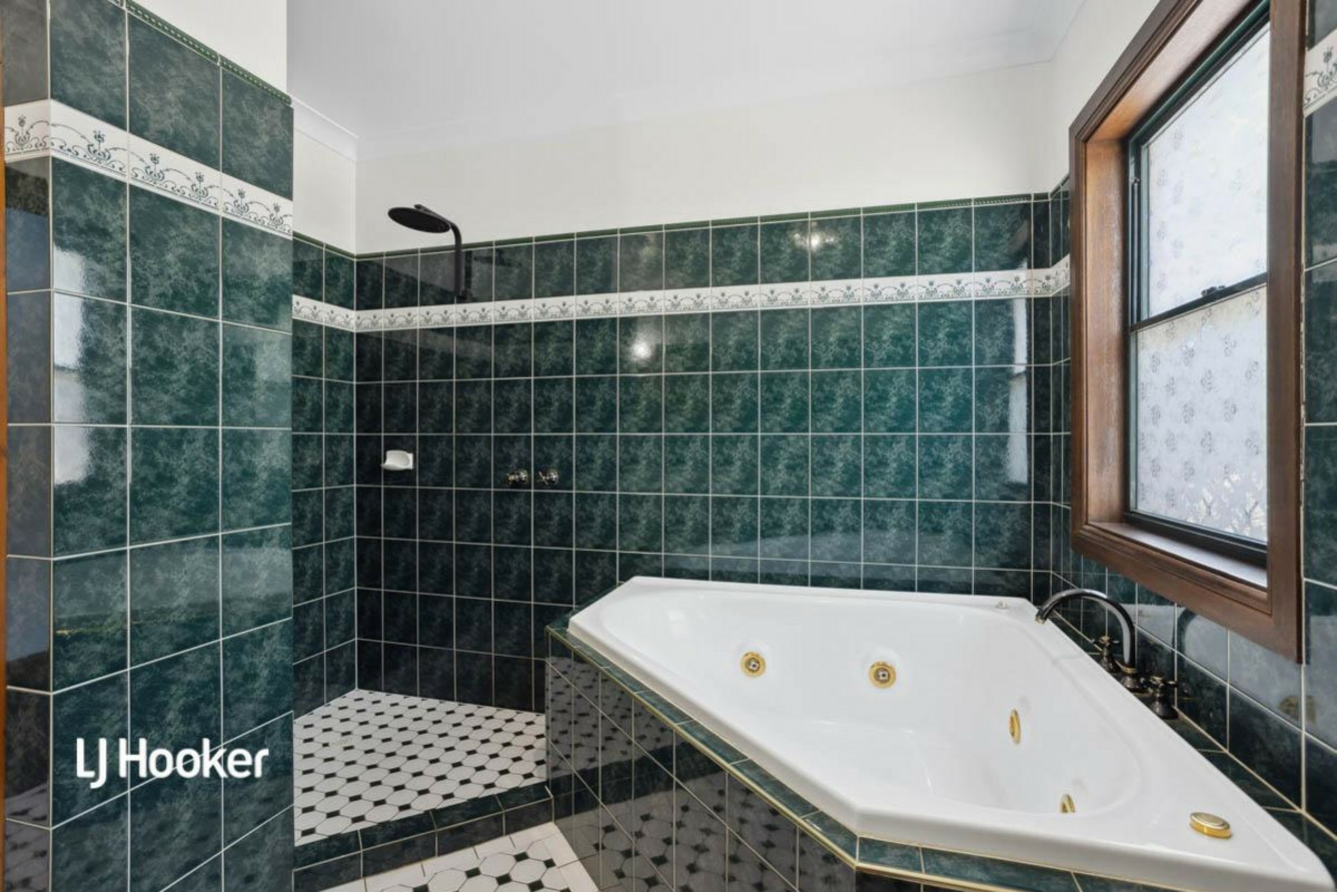 1 Crest Court, Gulfview Heights