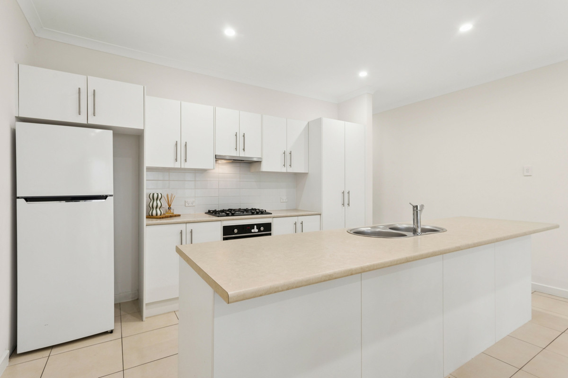4/135 Sanctuary Drive — photo 4 of 17