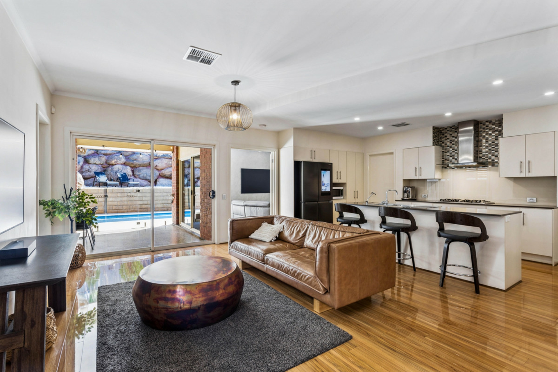 49 Nelson Crescent — photo 3 of 20
