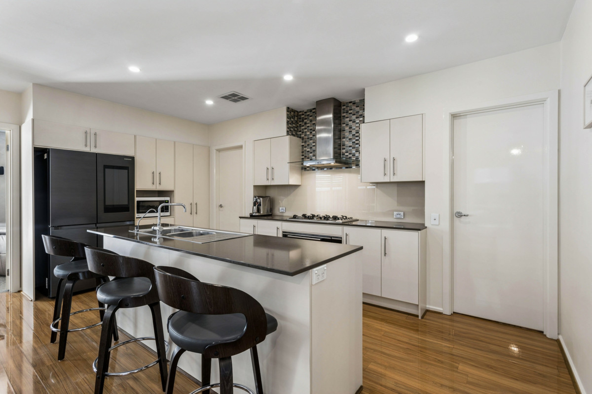 49 Nelson Crescent — photo 6 of 20