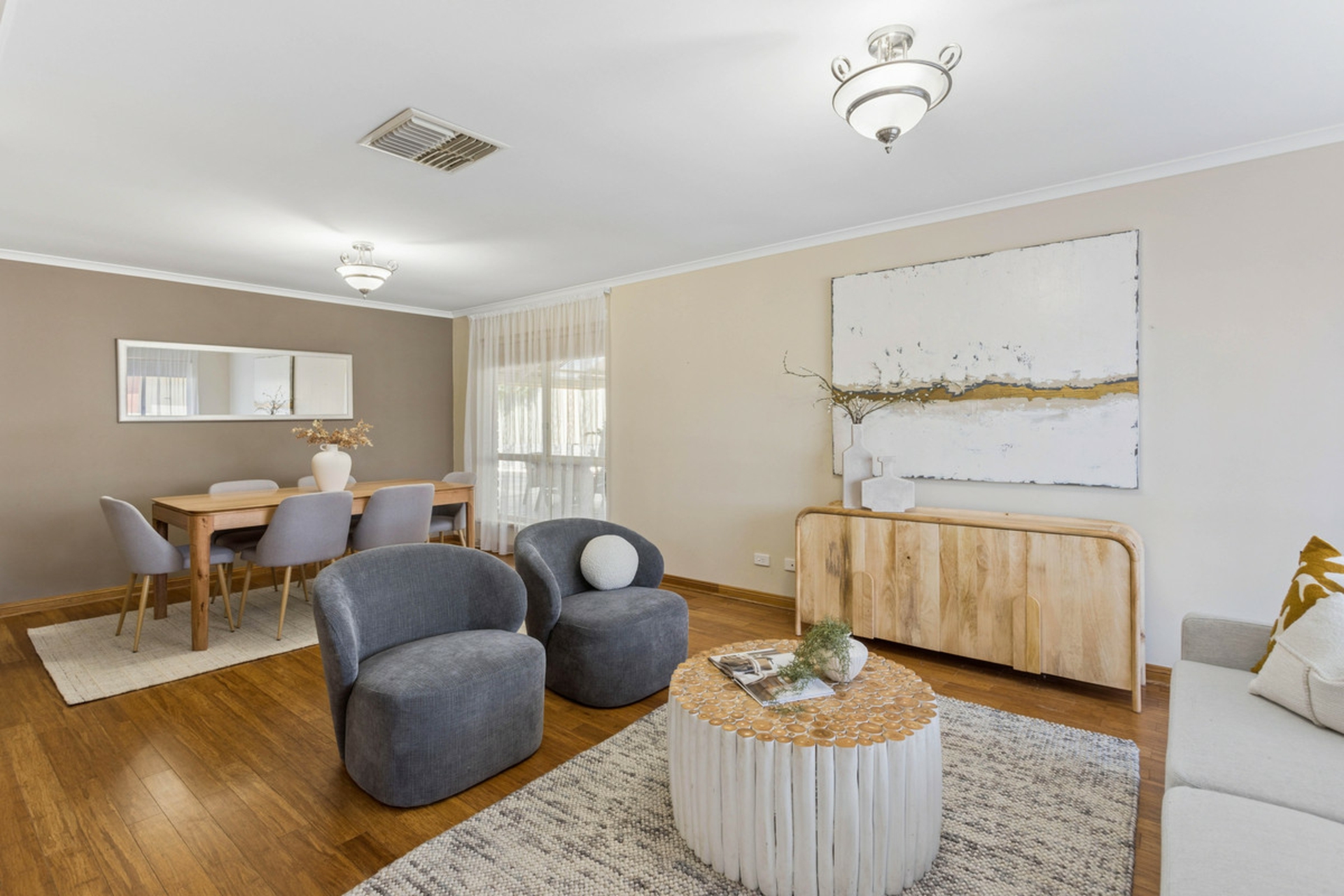 16 Mander Crescent — photo 3 of 28