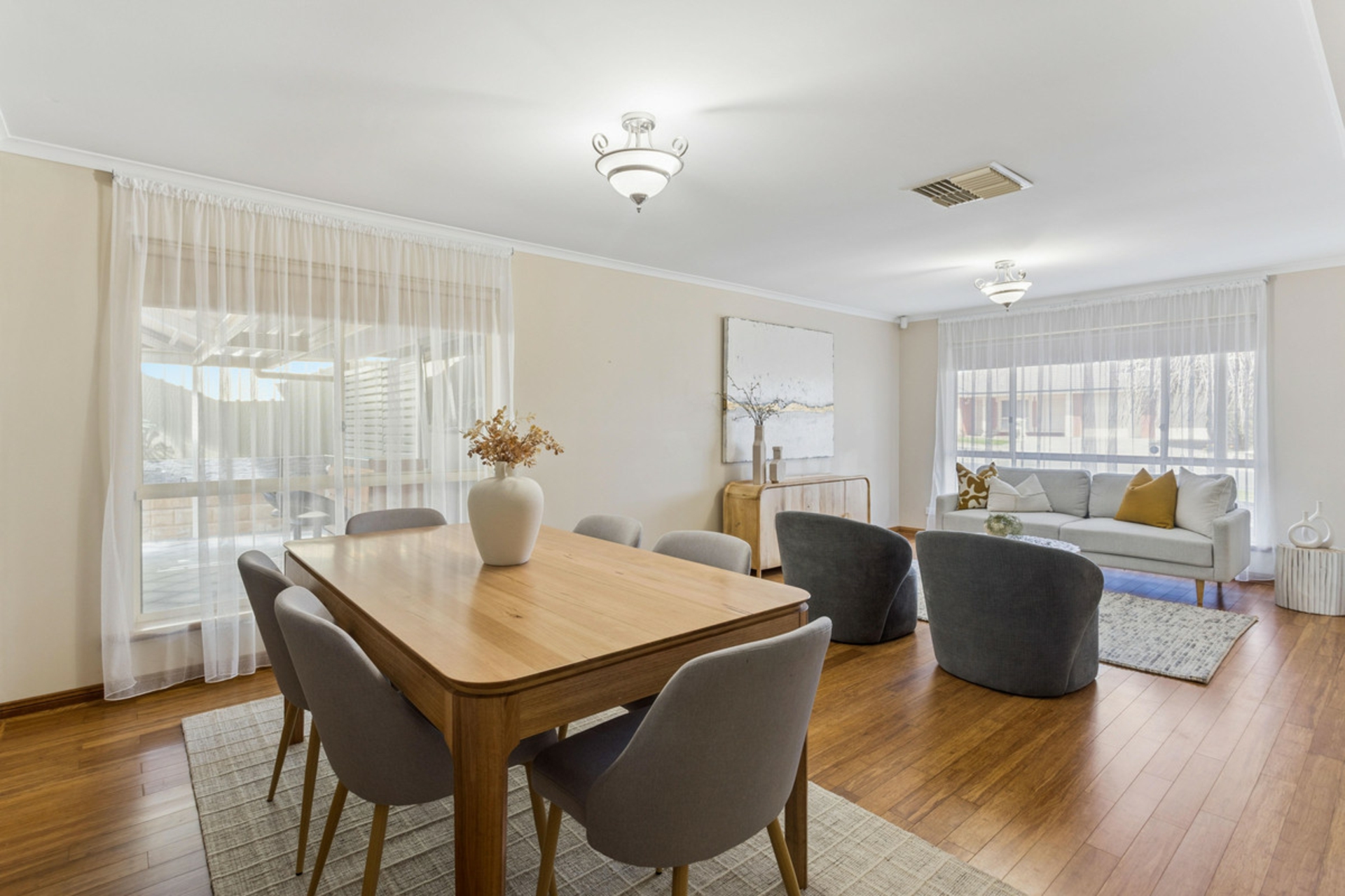 16 Mander Crescent — photo 4 of 28