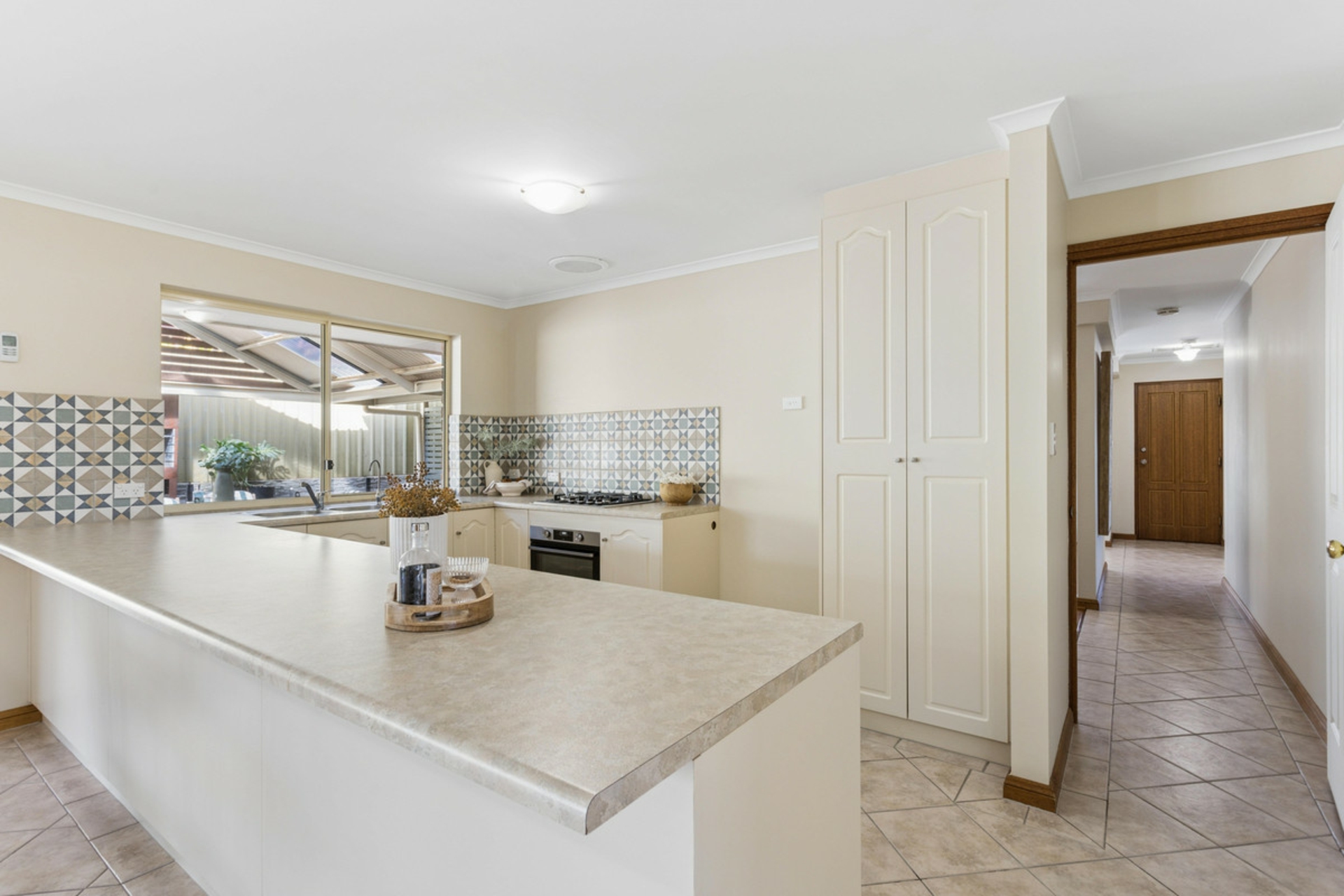 16 Mander Crescent — photo 8 of 28