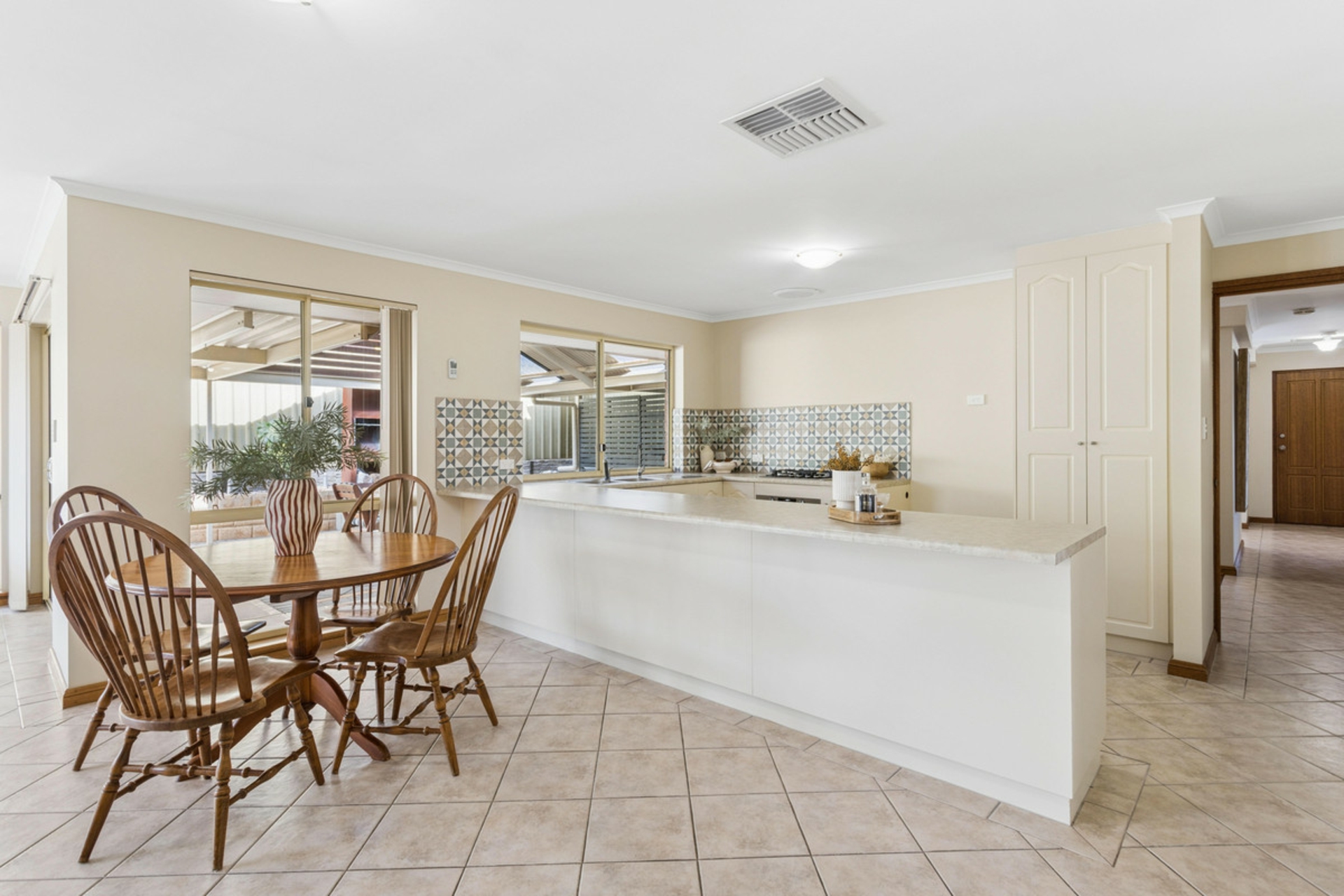 16 Mander Crescent — photo 9 of 28