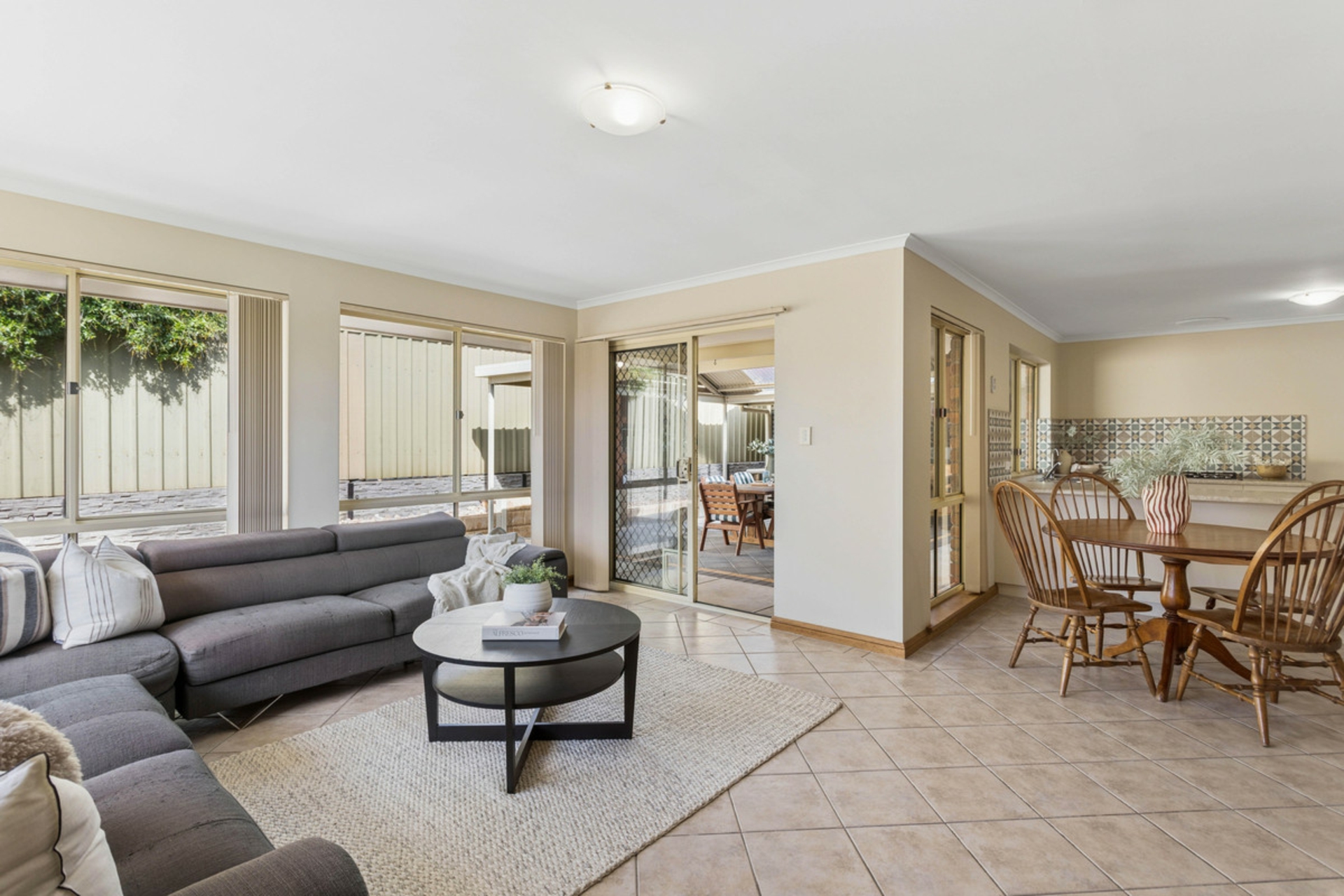 16 Mander Crescent — photo 10 of 28