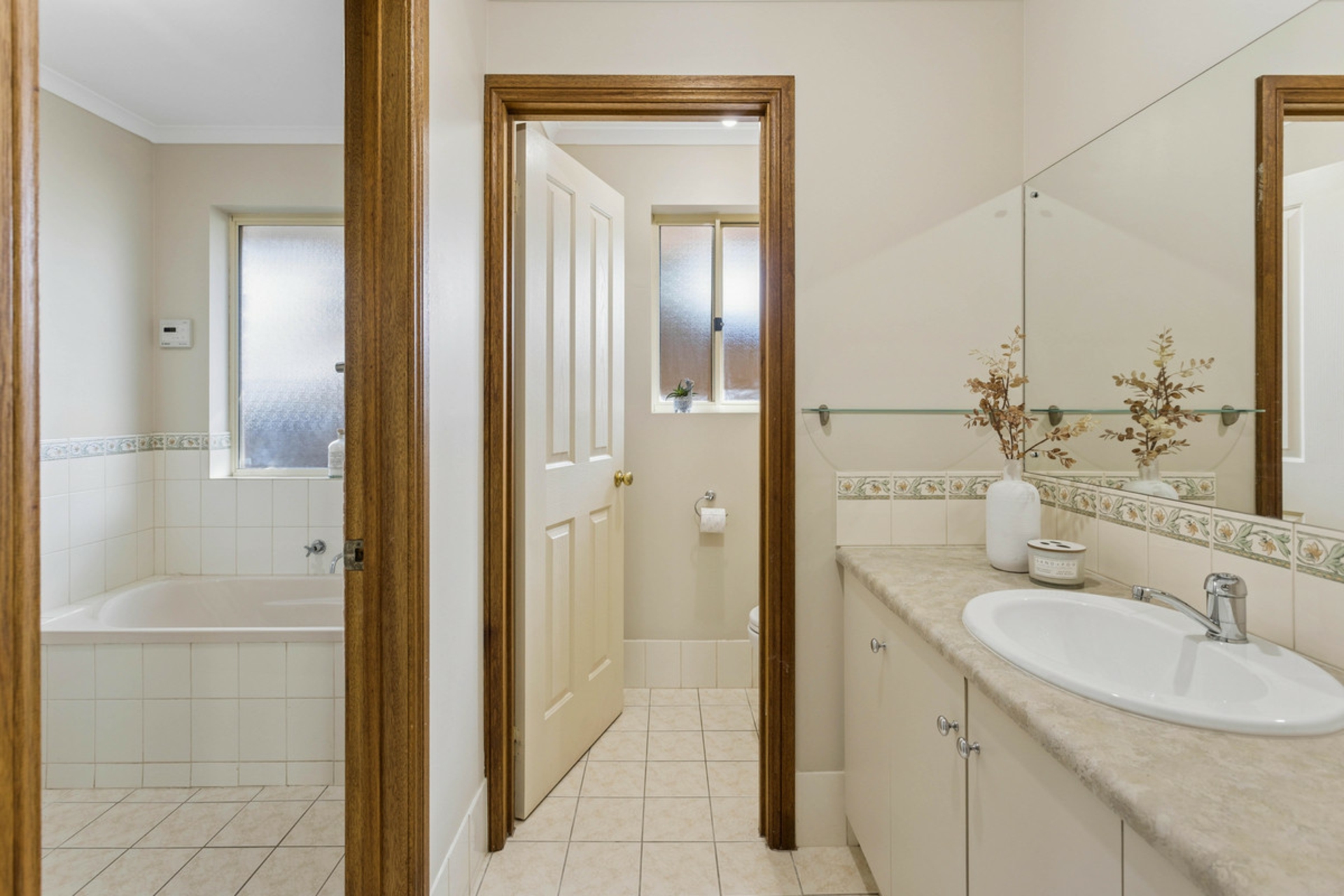 16 Mander Crescent — photo 13 of 28