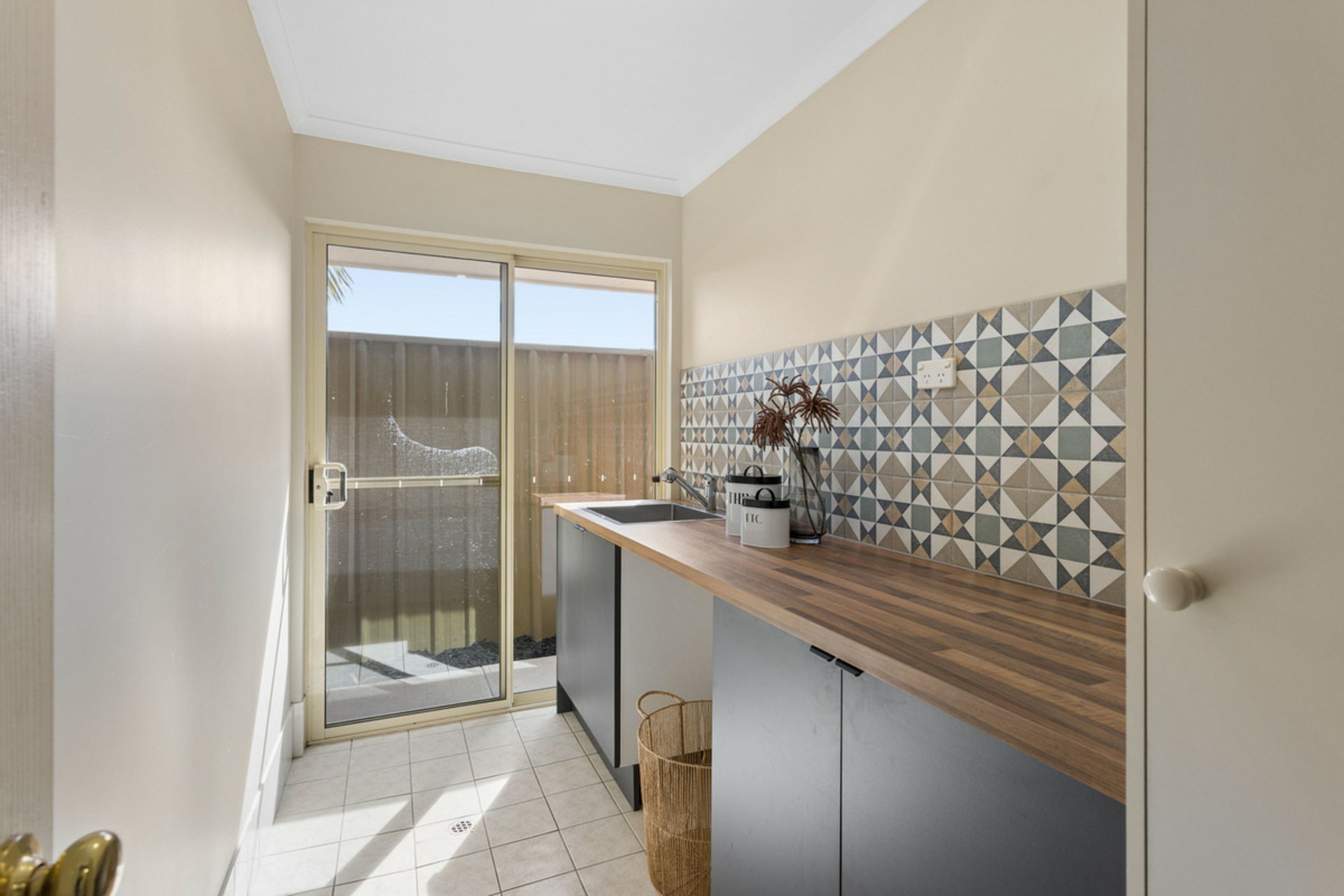 16 Mander Crescent — photo 14 of 28
