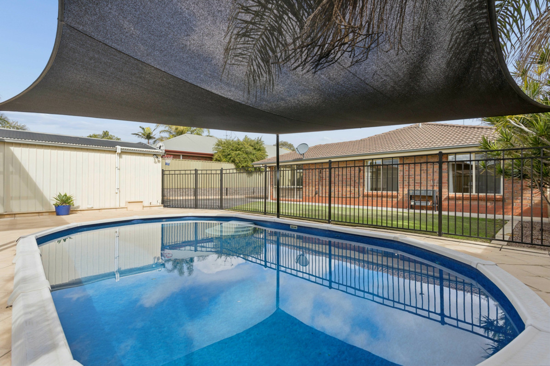 16 Mander Crescent — photo 25 of 28
