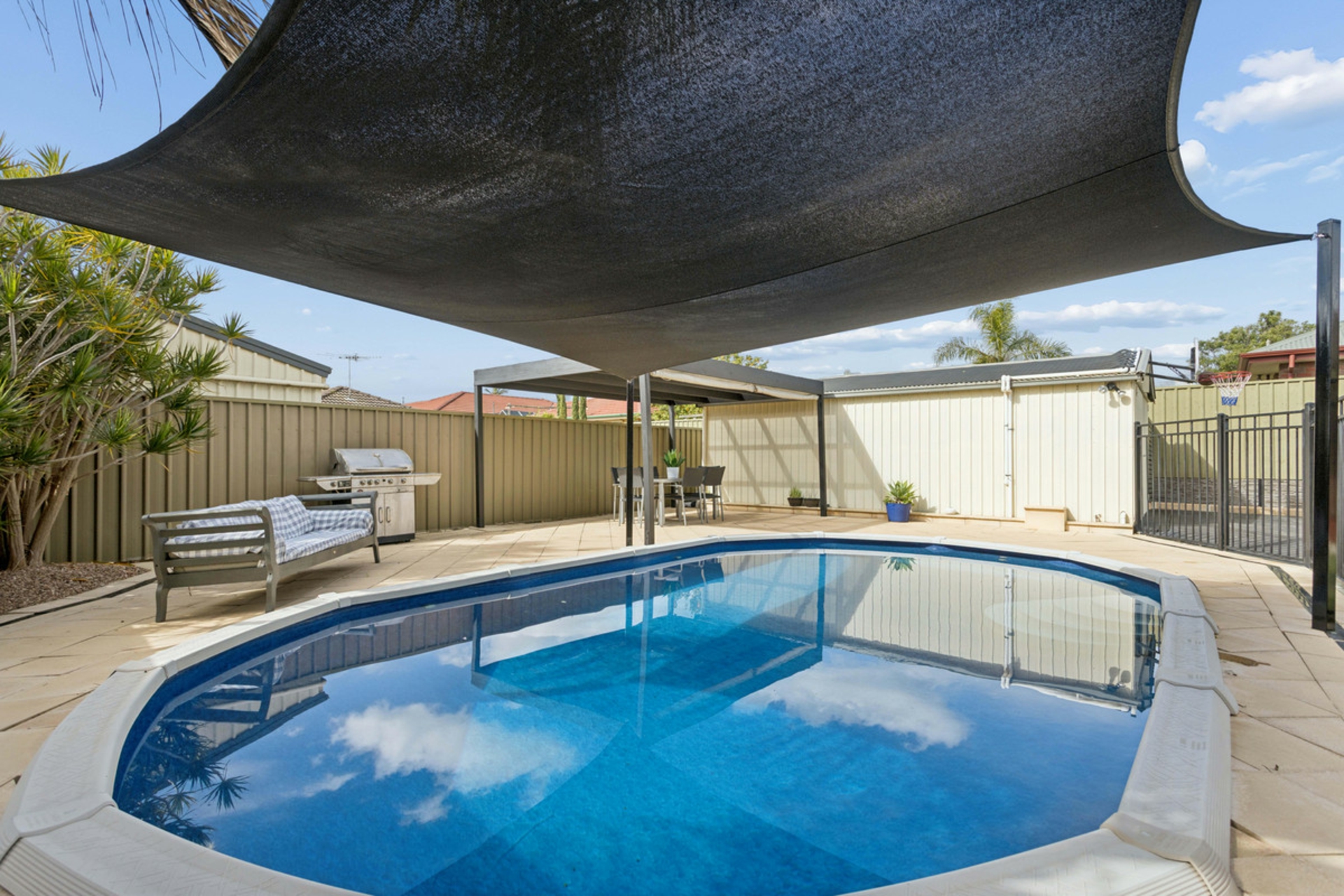 16 Mander Crescent — photo 26 of 28