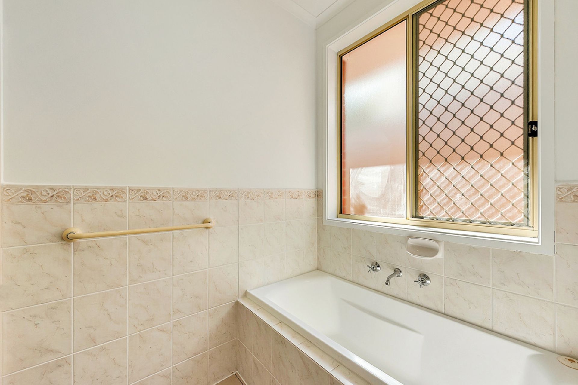 13A Taunton Avenue — photo 11 of 14
