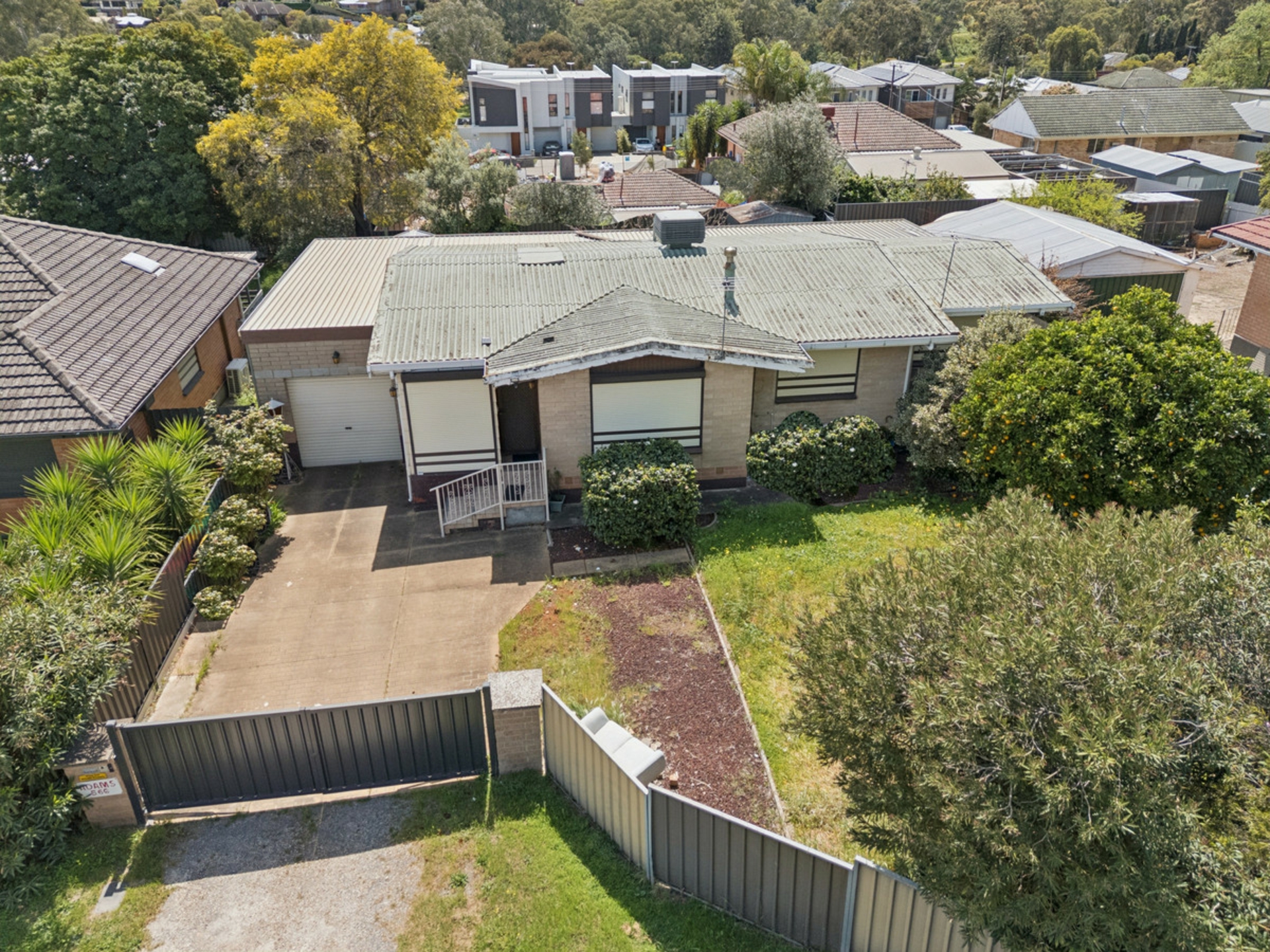 566 Montague Road — photo 4 of 5