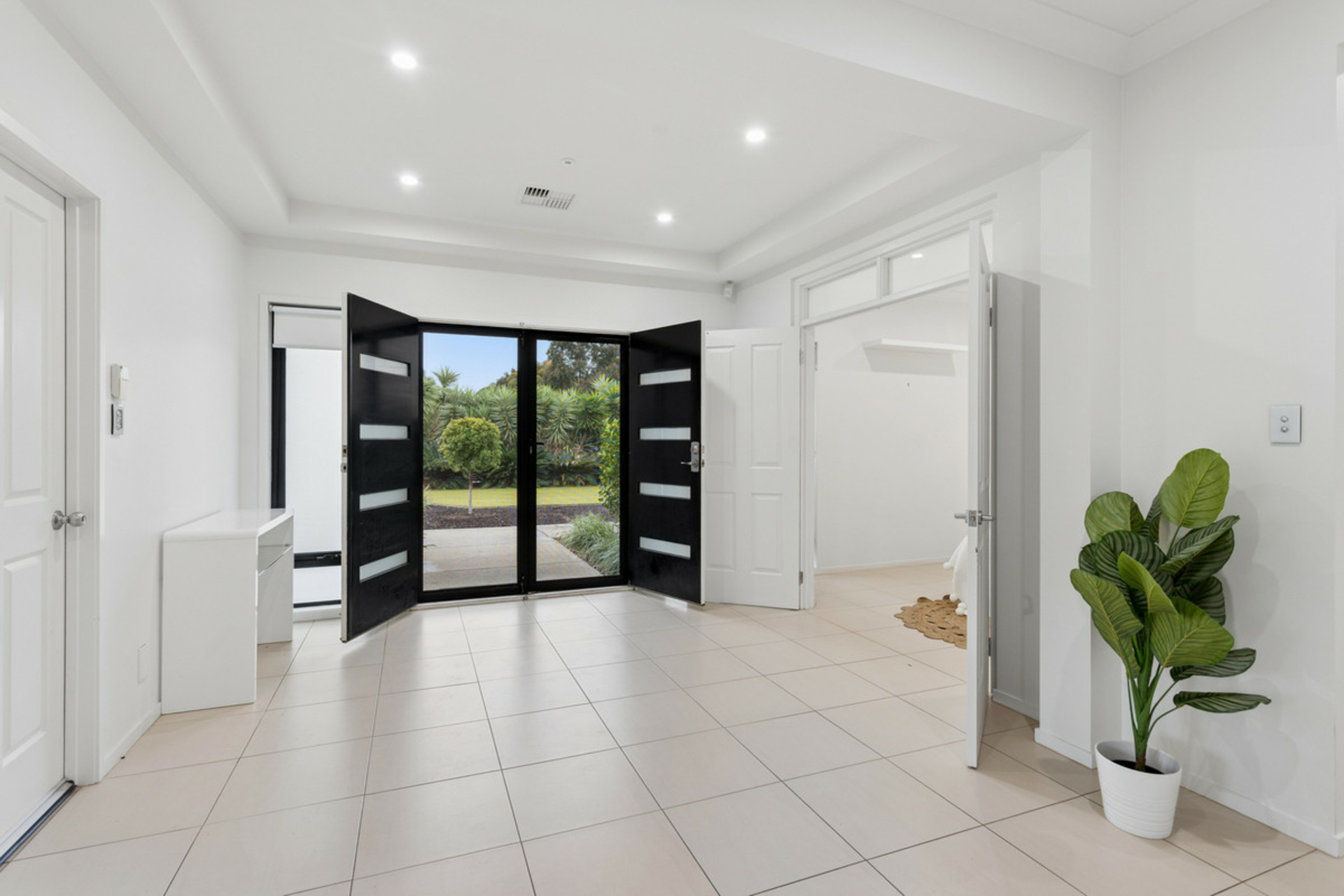 6 Constance Court — photo 3 of 30