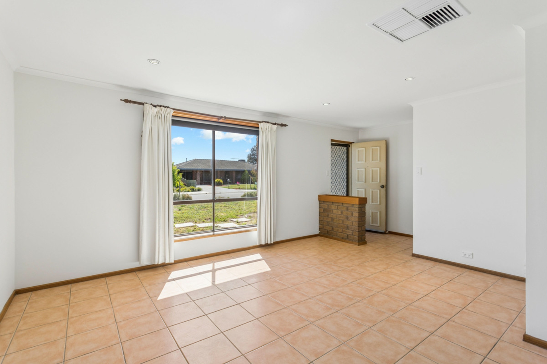 18 Boyara Crescent — photo 3 of 15