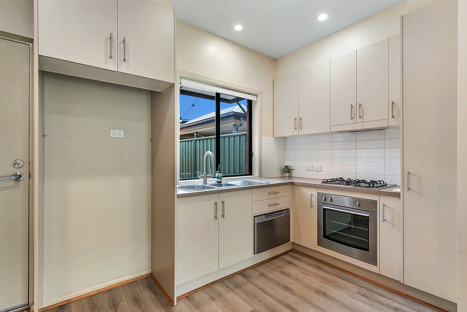 3/20 Macmillan Avenue — photo 3 of 10