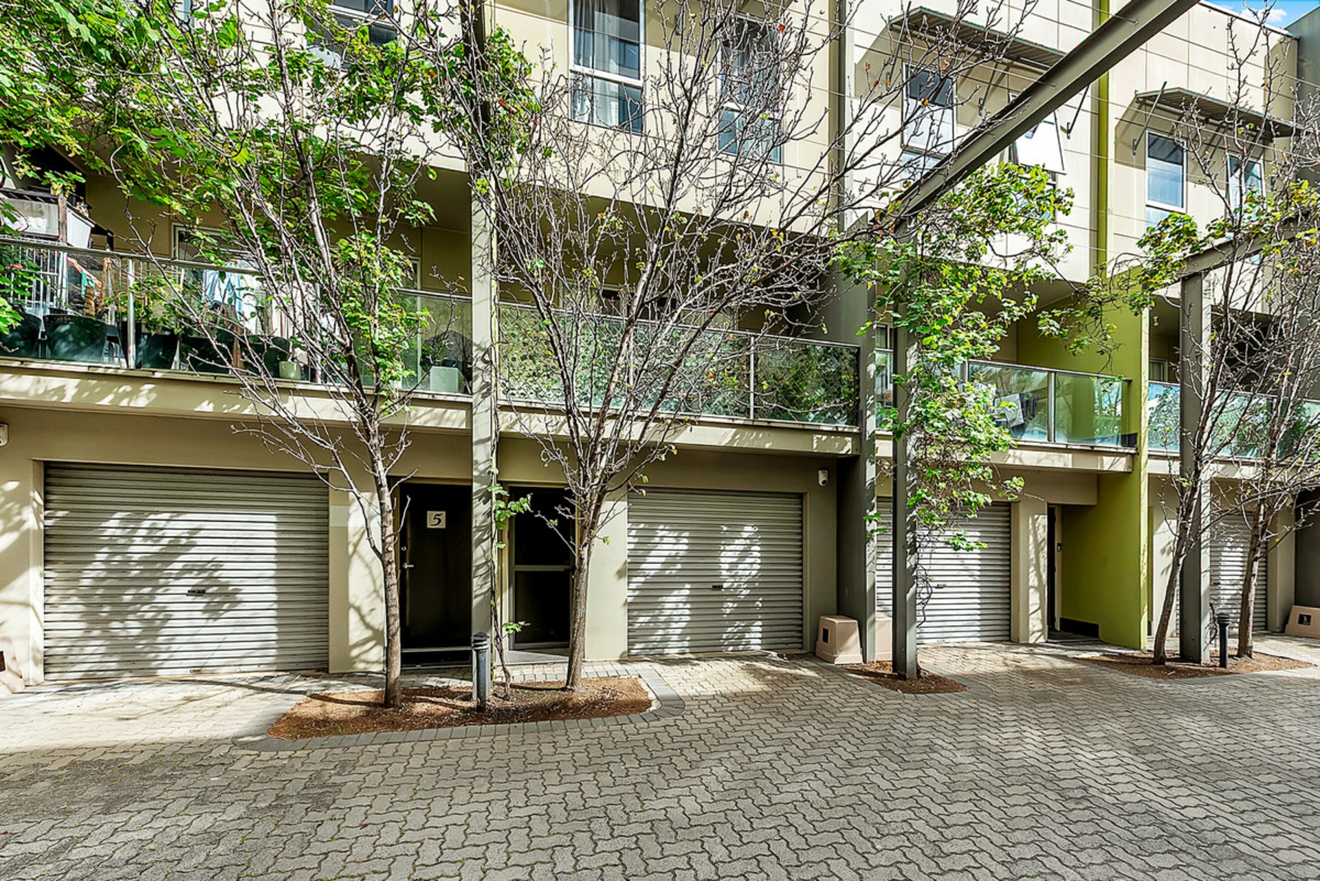 4/19-21 Metro Parade — photo from LJ Hooker Property Specialists