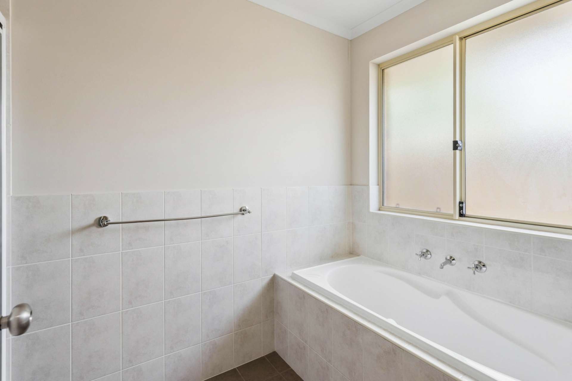 33 Strathaird Boulevard — photo 11 of 14