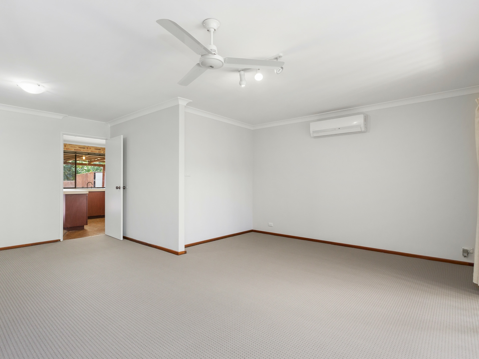 13 Dauphin Place, WILLETTON