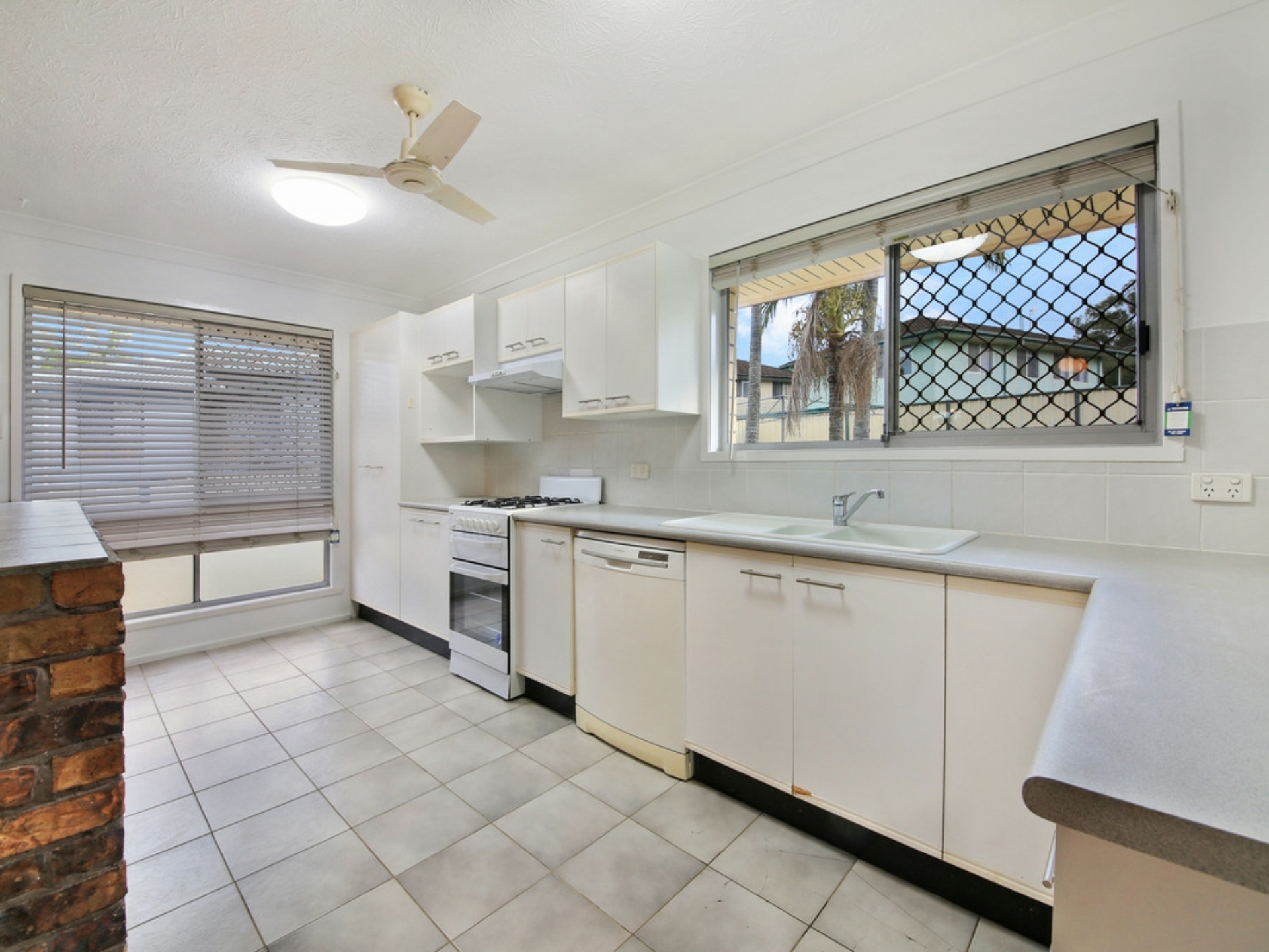 10 Tongarra Street, SOUTHPORT