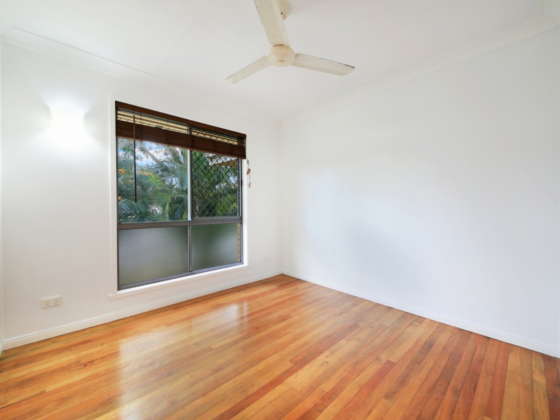 10 Tongarra Street, SOUTHPORT