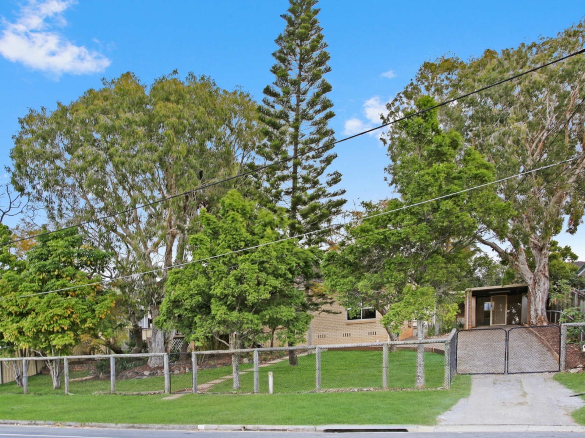 10 Tongarra Street, SOUTHPORT