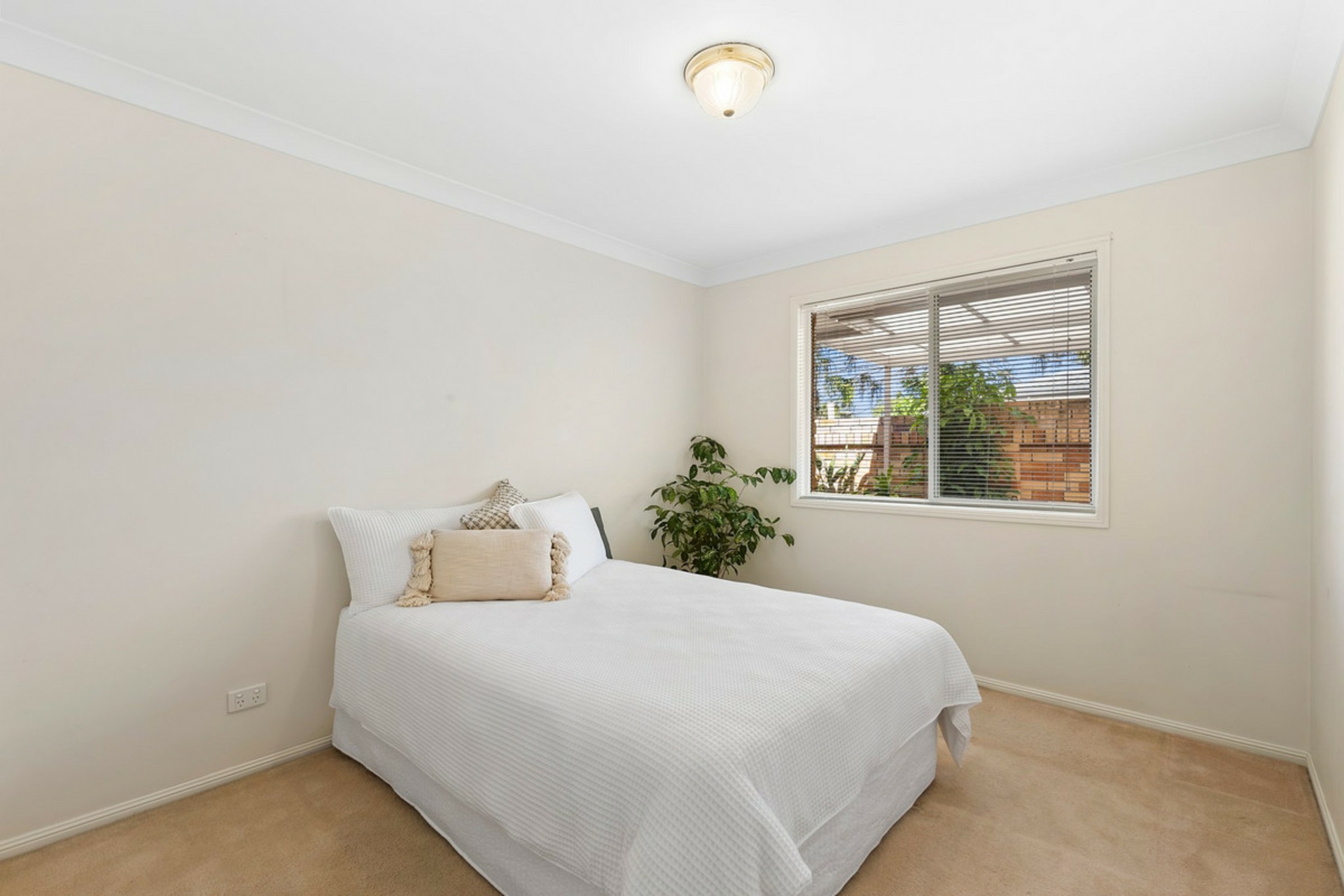 12 Helm Court, MERMAID WATERS