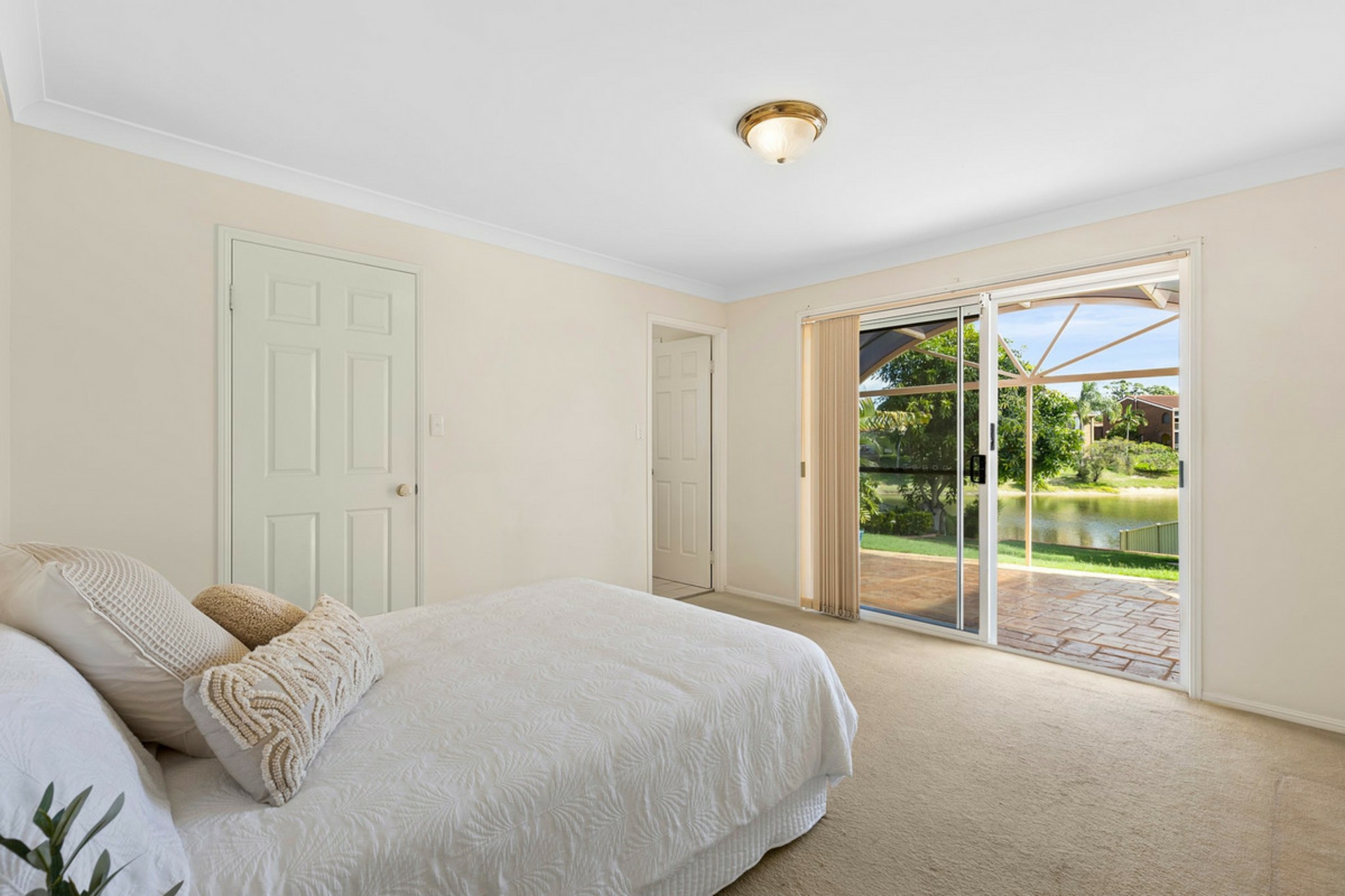 12 Helm Court, MERMAID WATERS