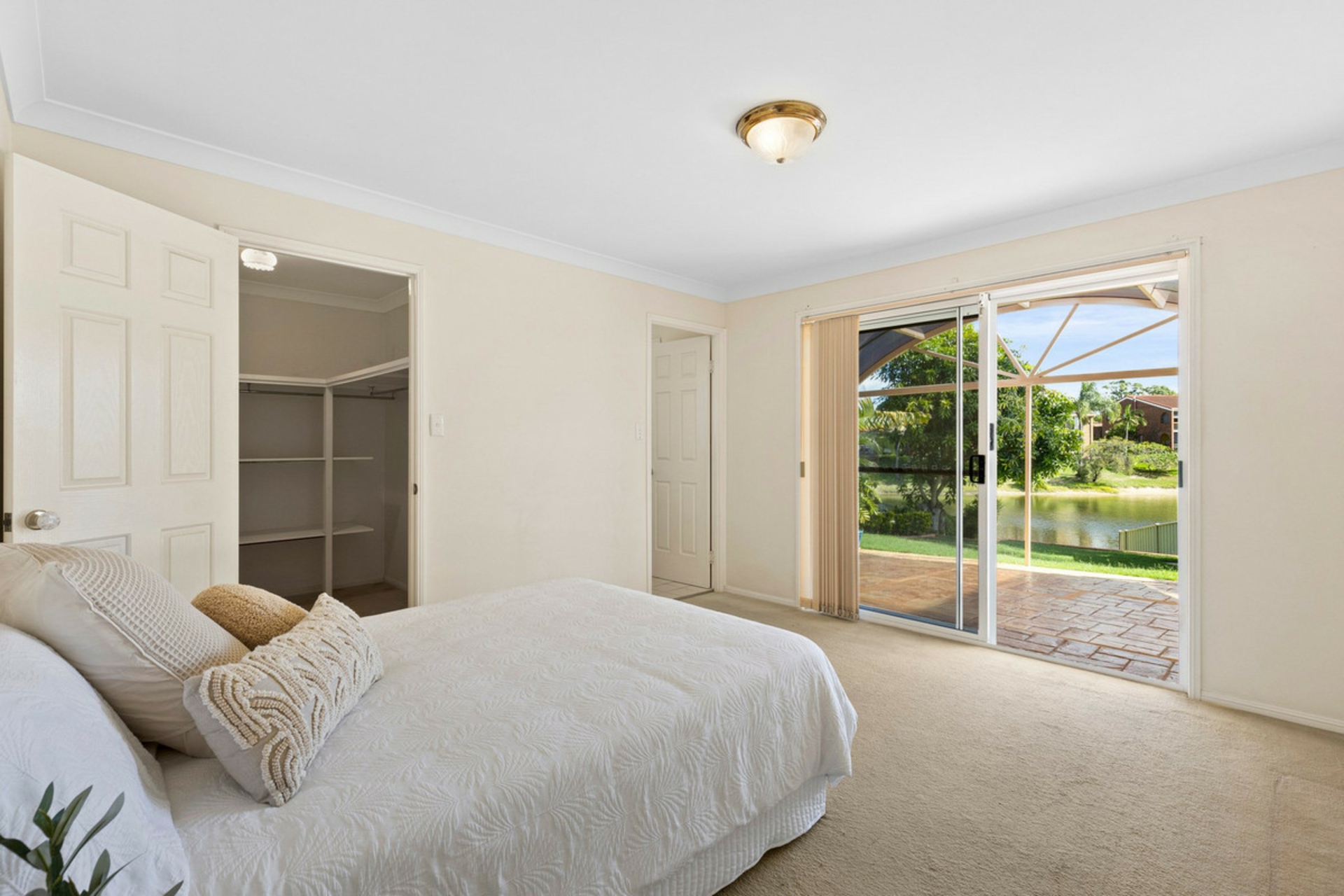 12 Helm Court, MERMAID WATERS